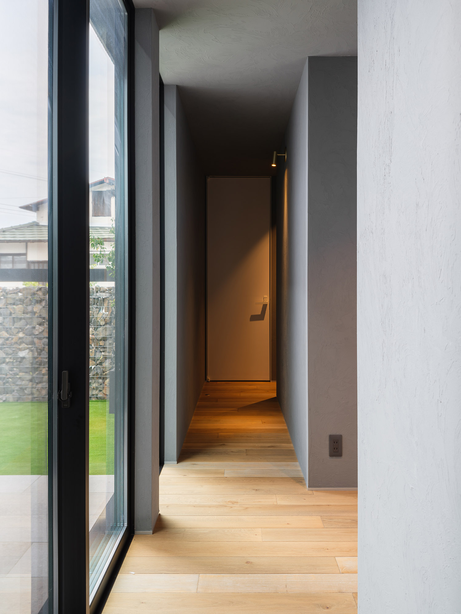 注文住宅・廊下・中庭が見える・ガラスのハイドア 注文住宅・デザイン住宅建築実例_『CASE747 濃漆喰の家』_廊下