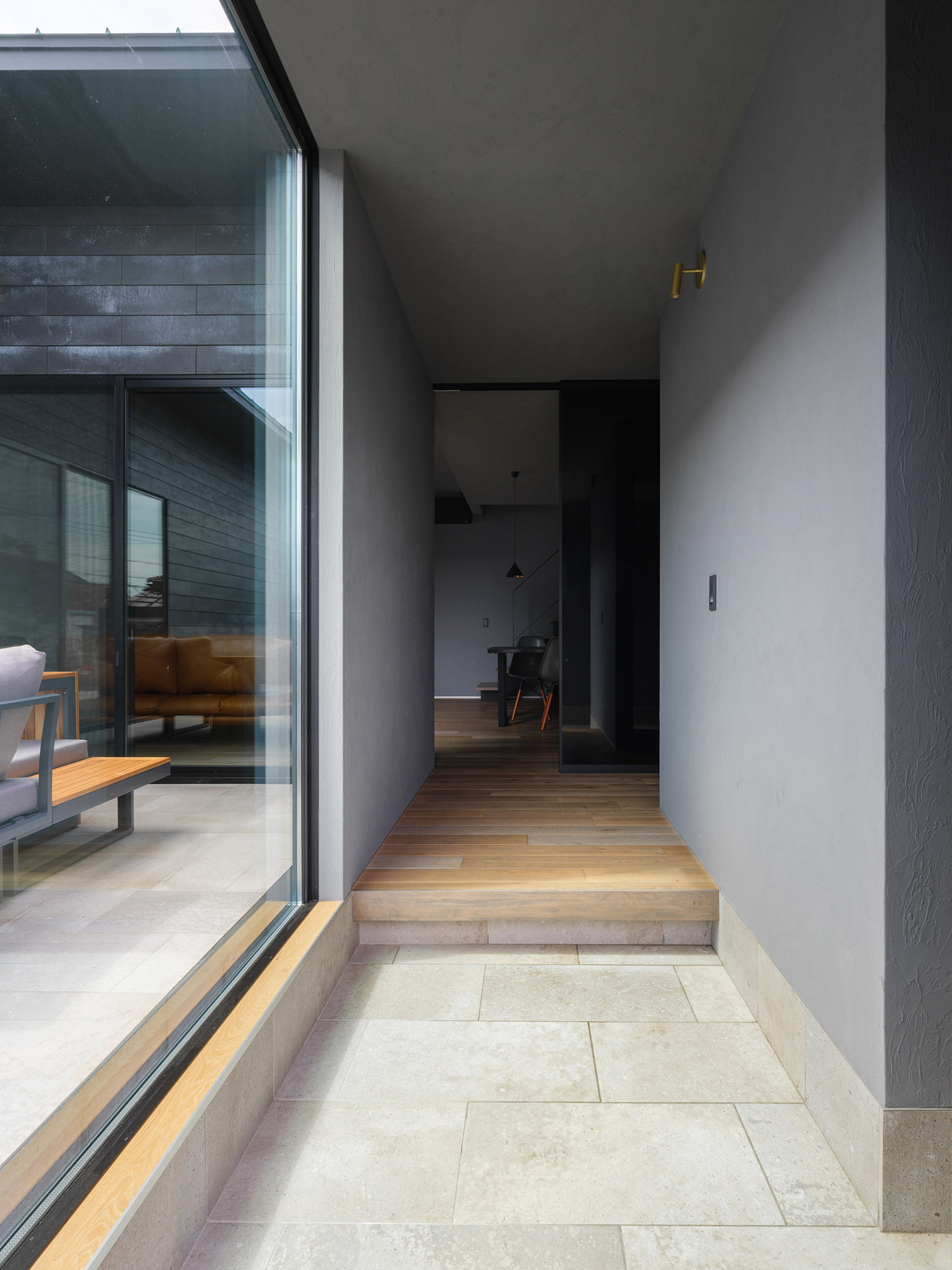 注文住宅・玄関・タイル・中庭が見える・グレー 注文住宅・デザイン住宅建築実例_『CASE747 濃漆喰の家』_玄関