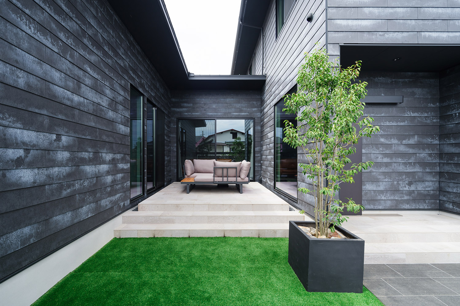 注文住宅・外観・黒を基調とした・レンガ調・中庭・芝生 注文住宅・デザイン住宅建築実例_『CASE747 濃漆喰の家』_外観