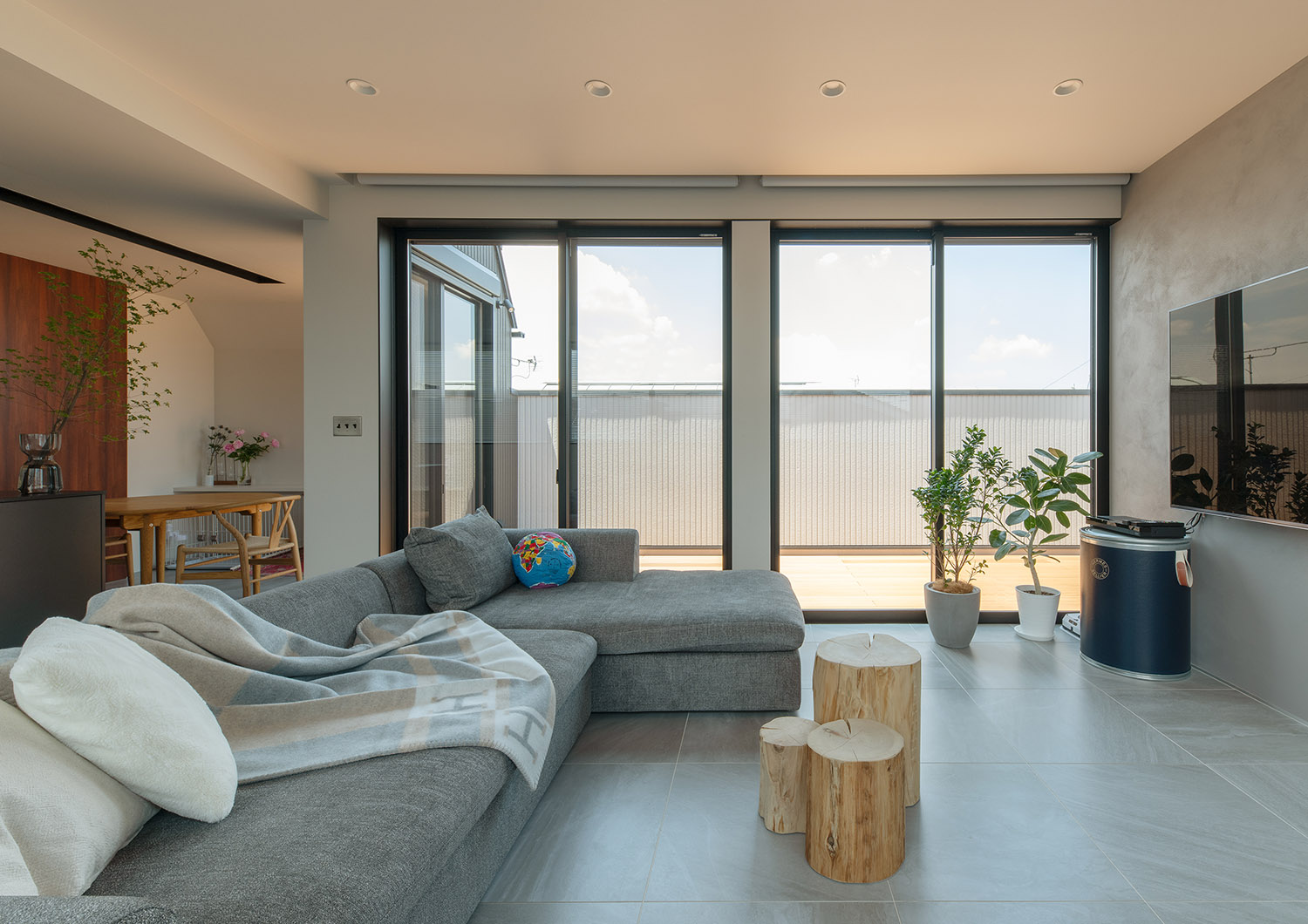 LDKからバルコニーへとフラットに繋がる・フリーダムアーキテクツの事例 注文住宅・デザイン住宅建築実例_『CASE748 バスケットコートのある家』_LDK