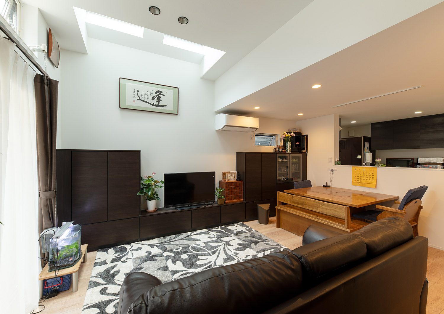 高天井になっているリビング・フリーダムアーキテクツの事例 注文住宅・デザイン住宅建築実例_『CASE748 バスケットコートのある家』_LDK