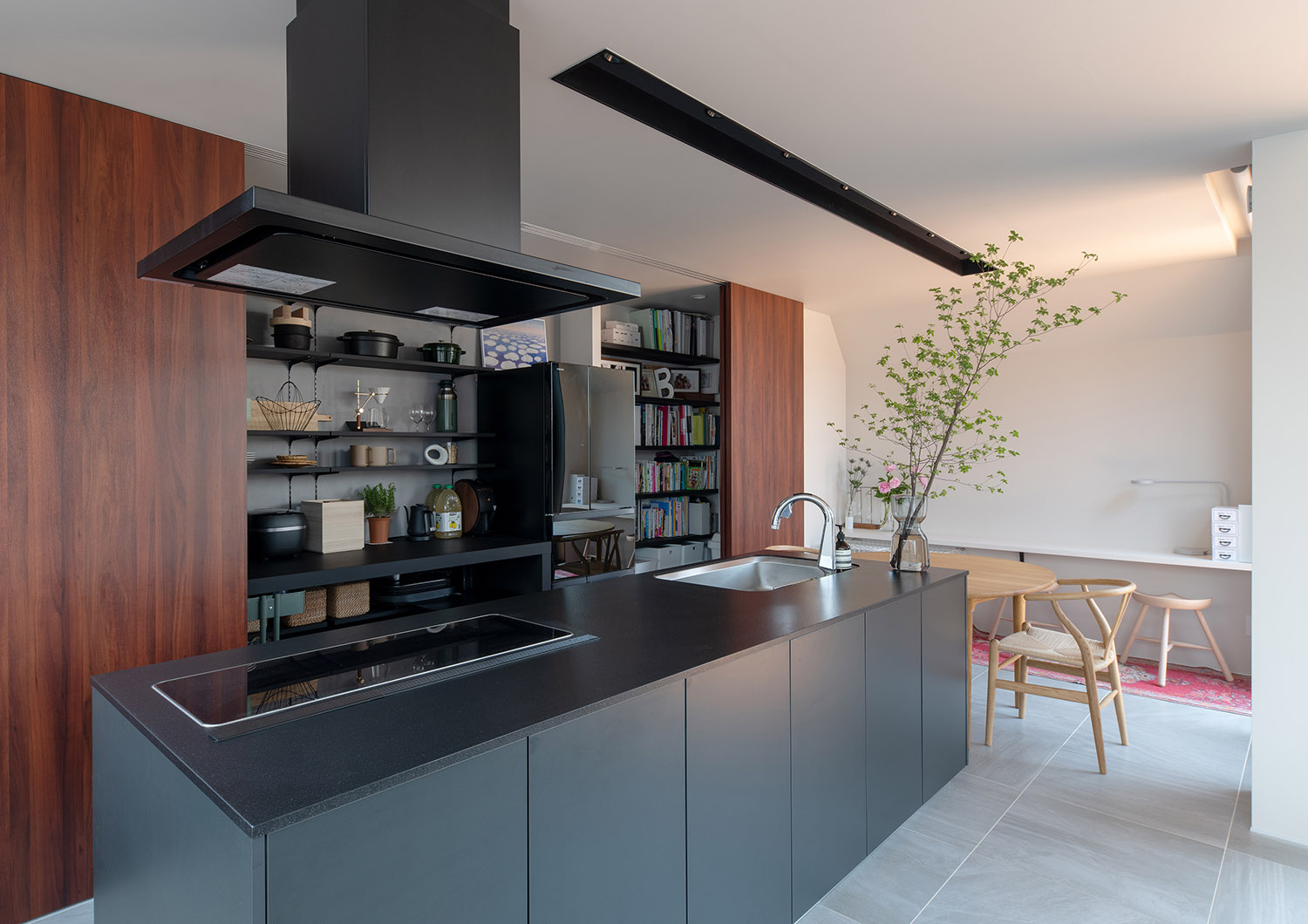 木目の扉の奥にカップボードがあるキッチン・フリーダムアーキテクツの事例 注文住宅・デザイン住宅建築実例_『CASE748 バスケットコートのある家』_キッチン