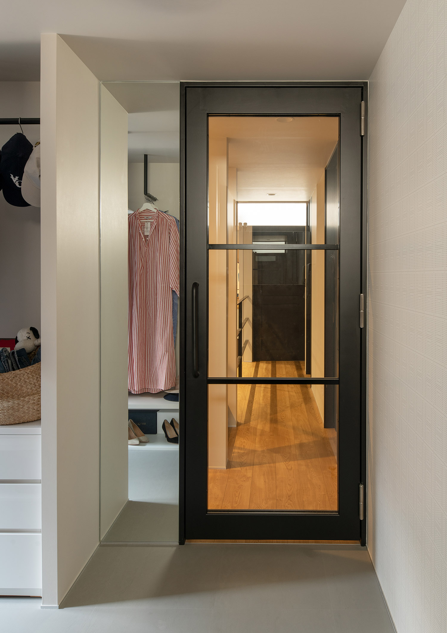 黒いフレームのガラス扉がある部屋・フリーダムアーキテクツの事例 注文住宅・デザイン住宅建築実例_『CASE748 バスケットコートのある家』_寝室