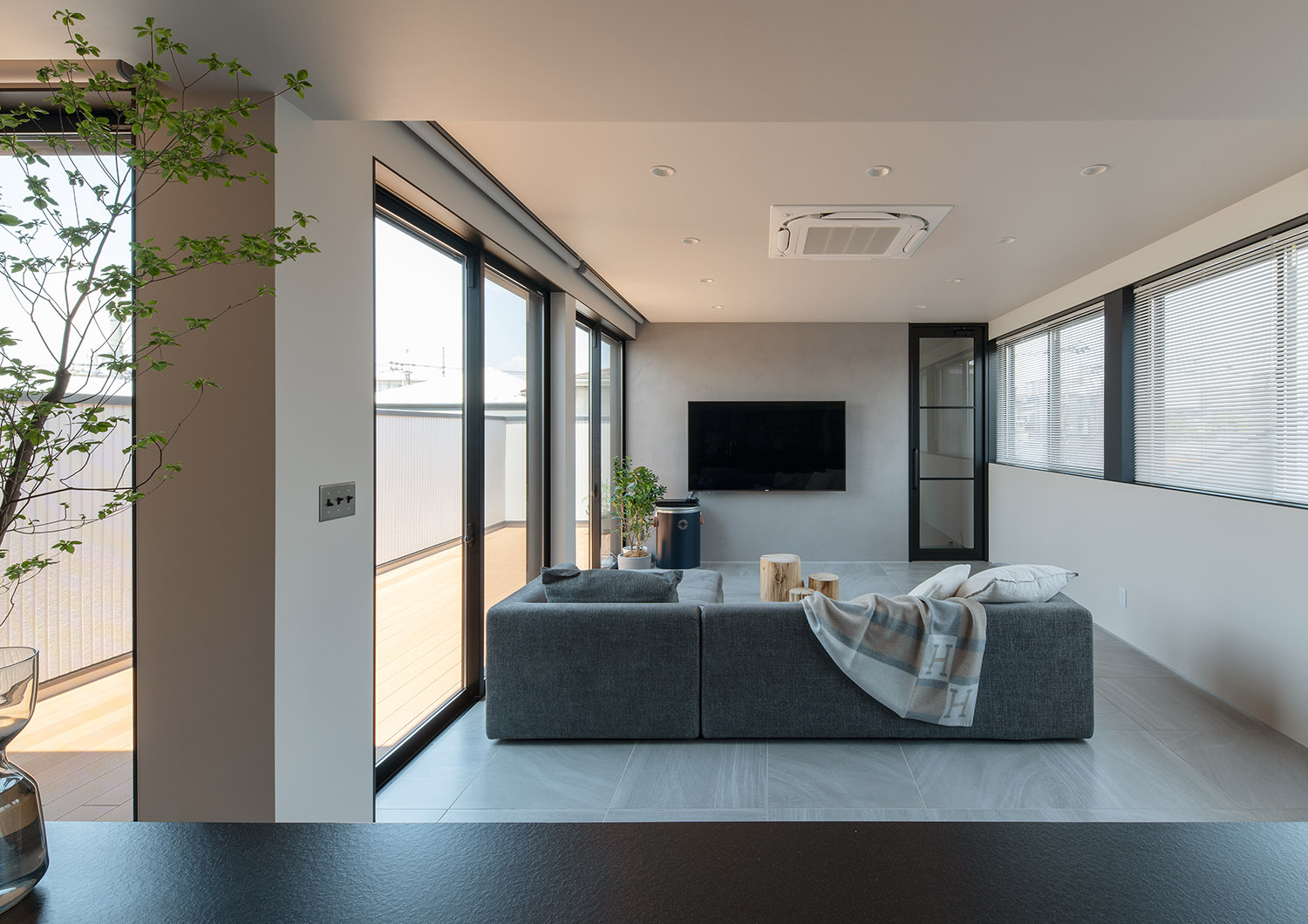 モノクロでまとめられたリビングをキッチンから見た様子・フリーダムアーキテクツの事例 注文住宅・デザイン住宅建築実例_『CASE748 バスケットコートのある家』_LDK