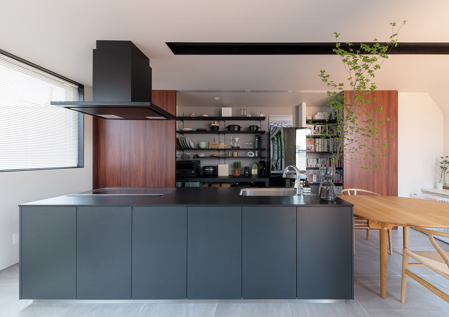 木目の扉の奥にカップボードがあるキッチン・フリーダムアーキテクツの事例 注文住宅・デザイン住宅建築実例_『CASE748 バスケットコートのある家』_キッチン