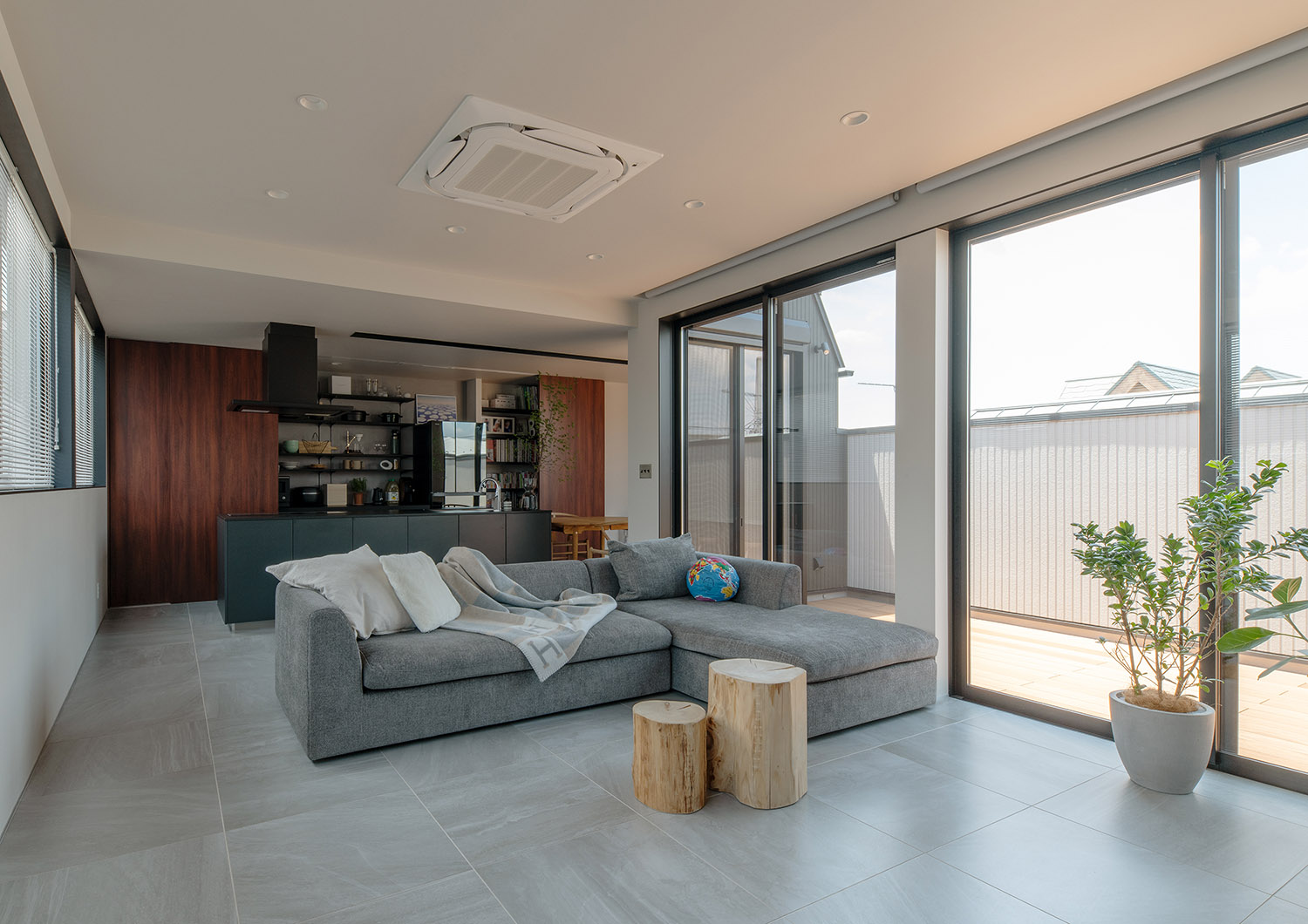 モダンな雰囲気の子世帯のリビングダイニング