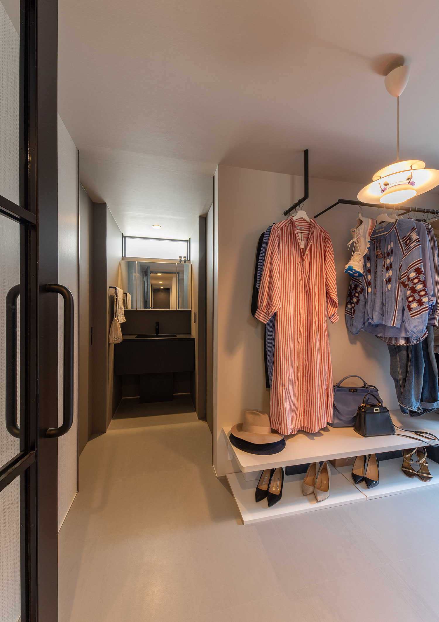 ウォークインクローゼットの先に洗面所がある様子・フリーダムアーキテクツの事例 注文住宅・デザイン住宅建築実例_『CASE748 バスケットコートのある家』_寝室