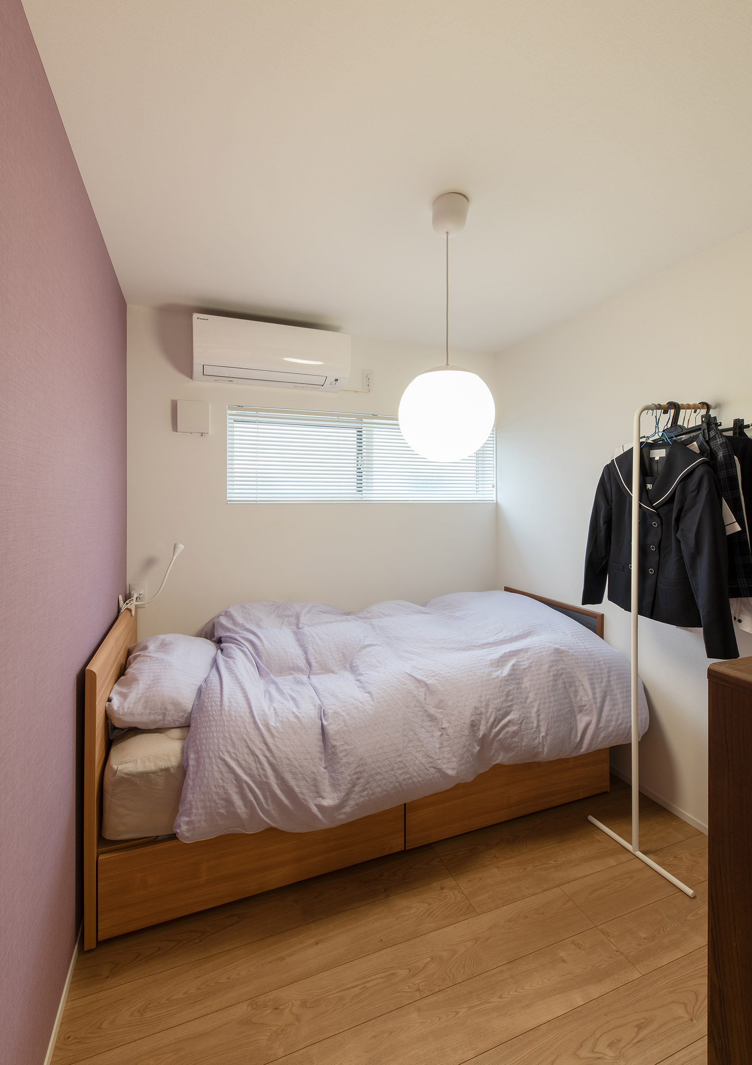 アクセントクロスや布団にラベンダーカラーを使用した子供部屋・フリーダムアーキテクツの事例 注文住宅・デザイン住宅建築実例_『CASE748 バスケットコートのある家』_子供部屋