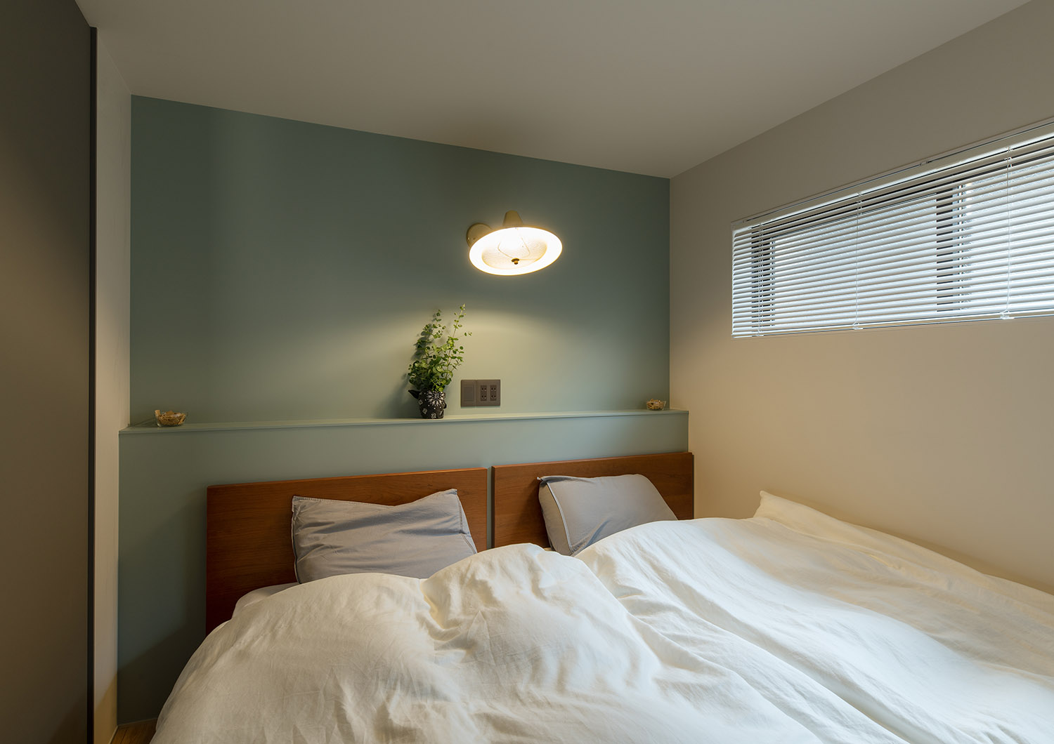ミントグリーンのアクセントクロスがある寝室・フリーダムアーキテクツの事例 注文住宅・デザイン住宅建築実例_『CASE748 バスケットコートのある家』_寝室