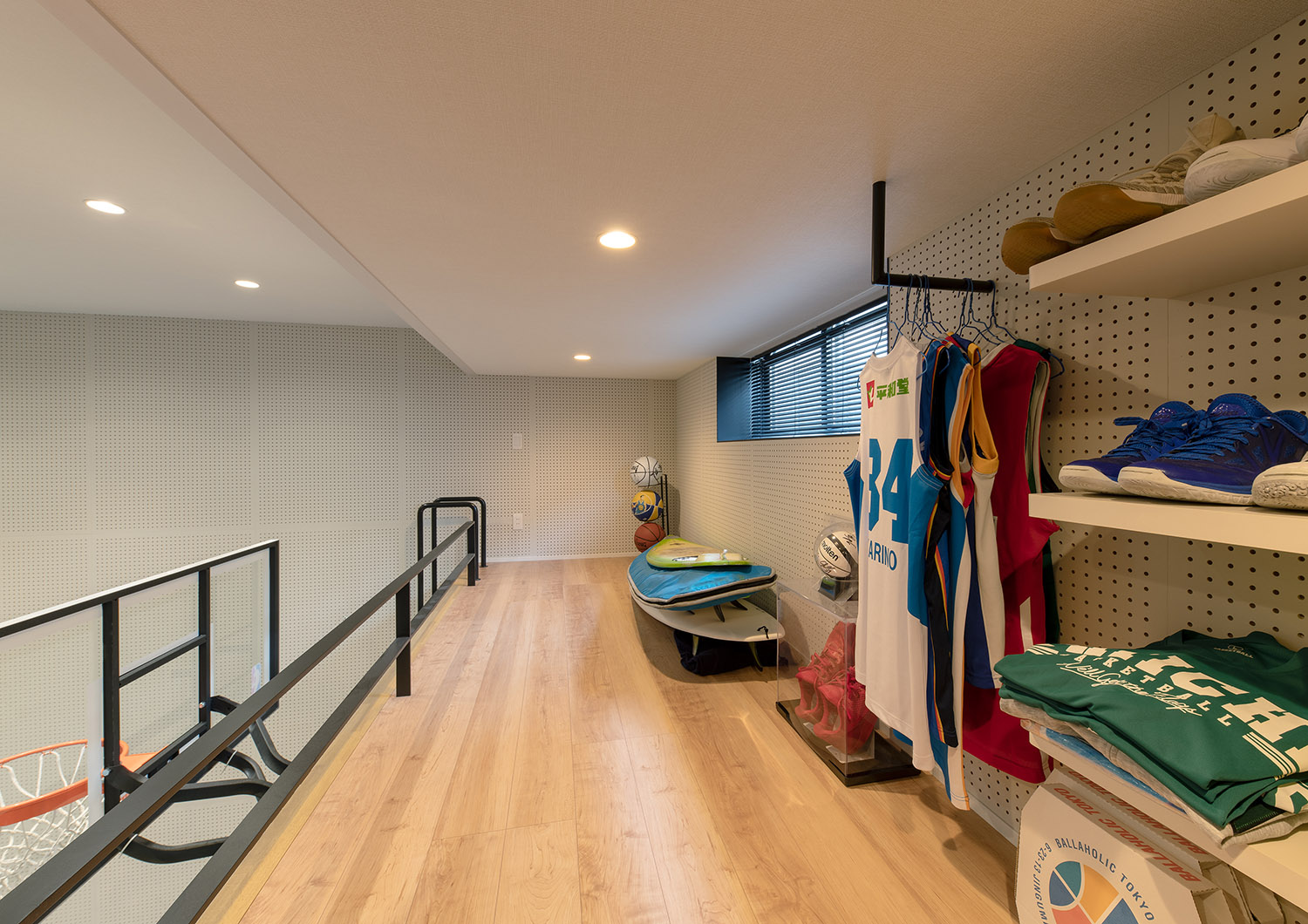 洋服やサーフボードを置いたロフトスペース・フリーダムアーキテクツの事例 注文住宅・デザイン住宅建築実例_『CASE748 バスケットコートのある家』_ロフト