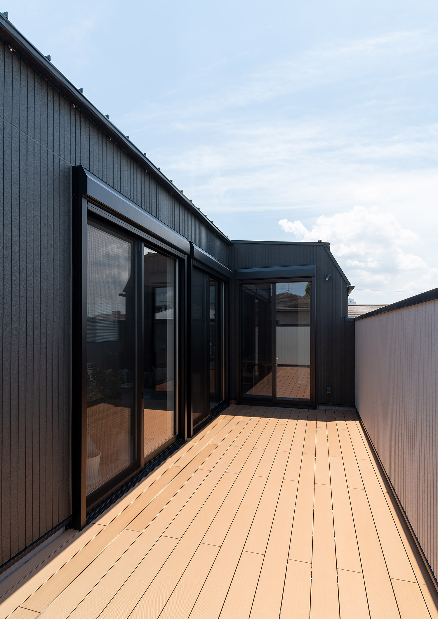 ウッドデッキの開放的なバルコニー・フリーダムアーキテクツの事例 注文住宅・デザイン住宅建築実例_『CASE748 バスケットコートのある家』_テラス・バルコニー