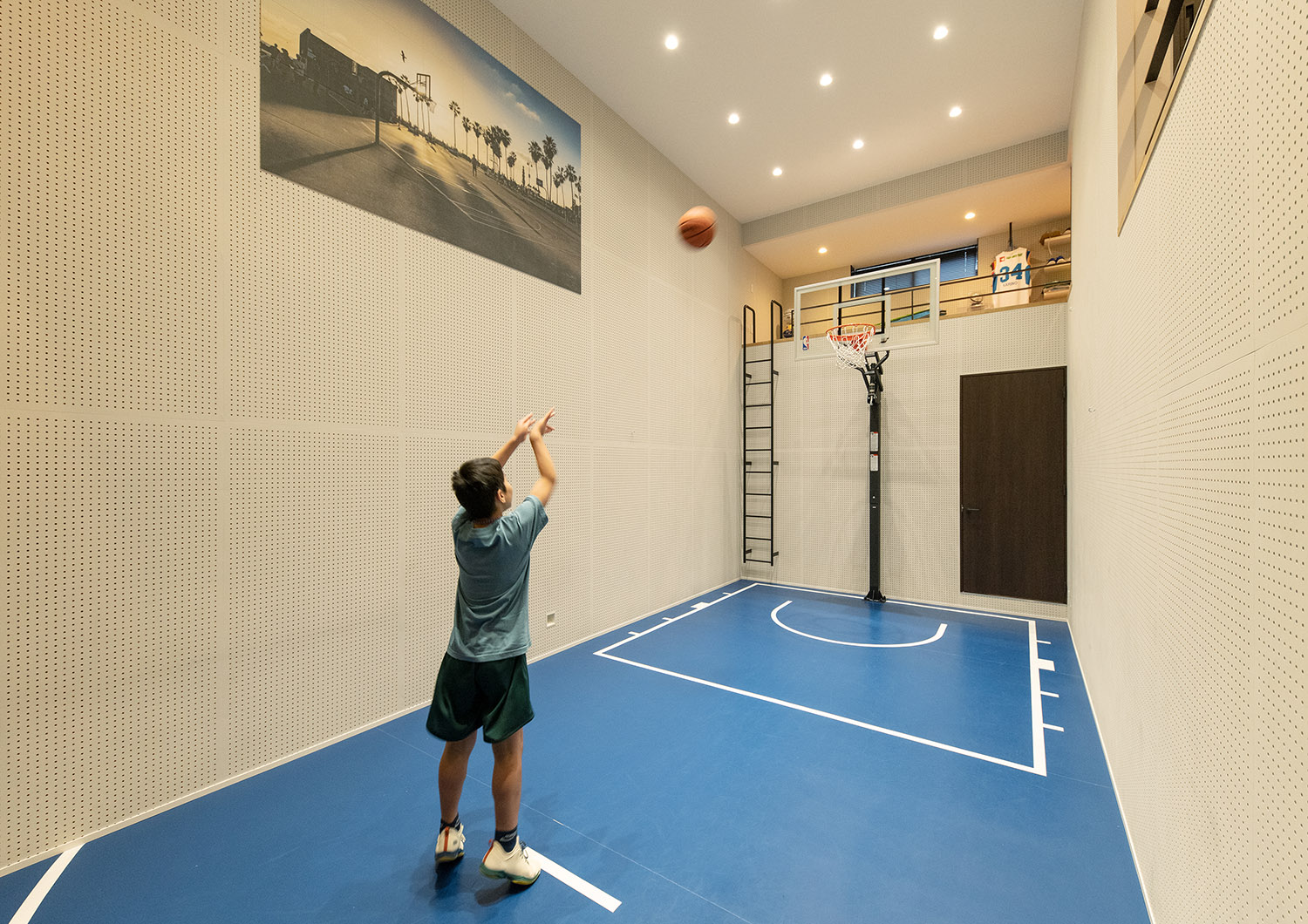 家の中にあるバスケットコートで子供がバスケットボールをしている様子・フリーダムアーキテクツの事例 注文住宅・デザイン住宅建築実例_『CASE748 バスケットコートのある家』_バスケットコート
