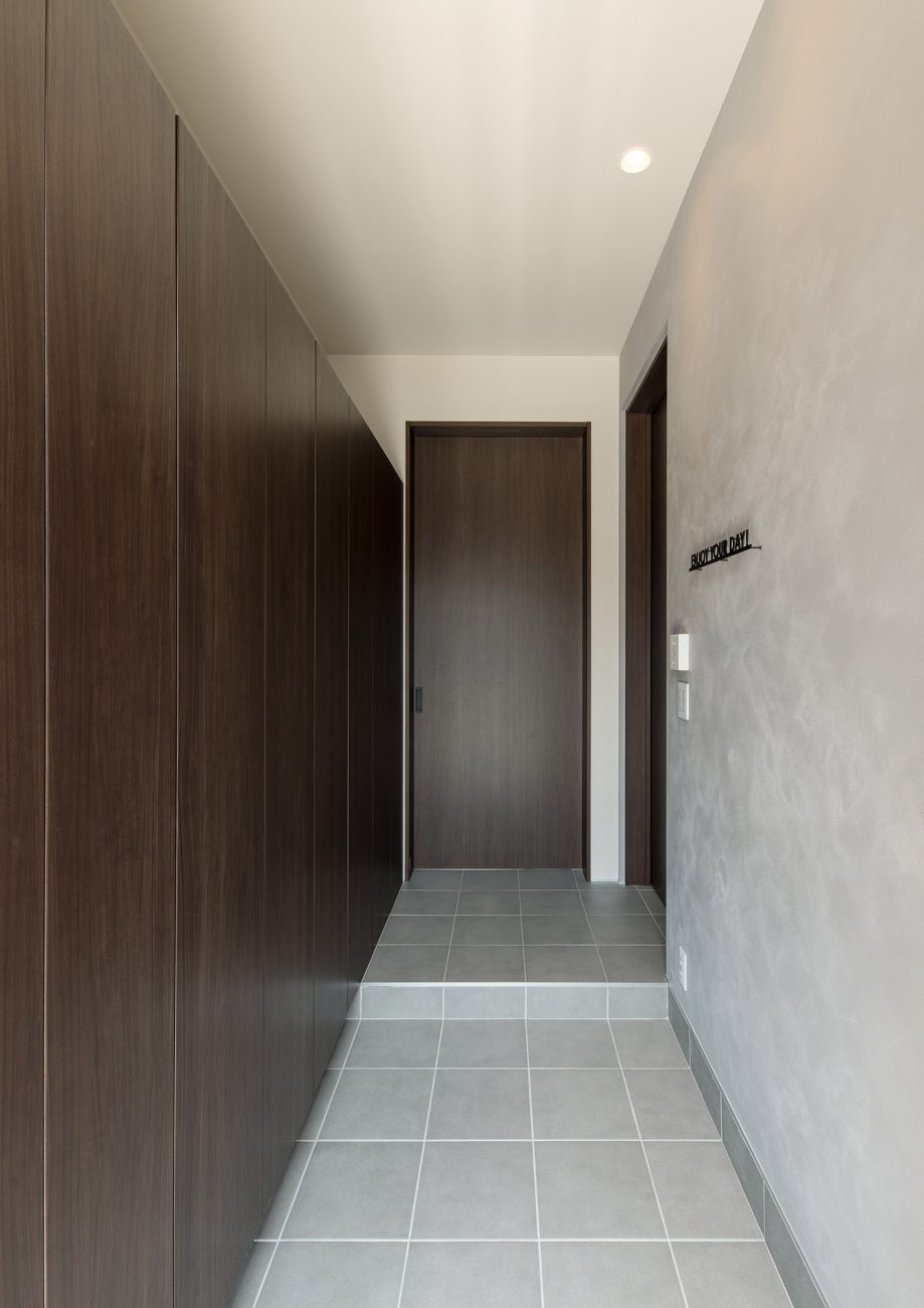 正面に扉があるタイル張りの玄関・フリーダムアーキテクツの事例 注文住宅・デザイン住宅建築実例_『CASE748 バスケットコートのある家』_玄関