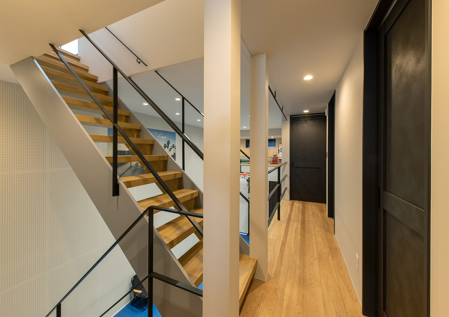 家の中にあるバスケットコートが見える廊下・フリーダムアーキテクツの事例 注文住宅・デザイン住宅建築実例_『CASE748 バスケットコートのある家』_バスケットコート