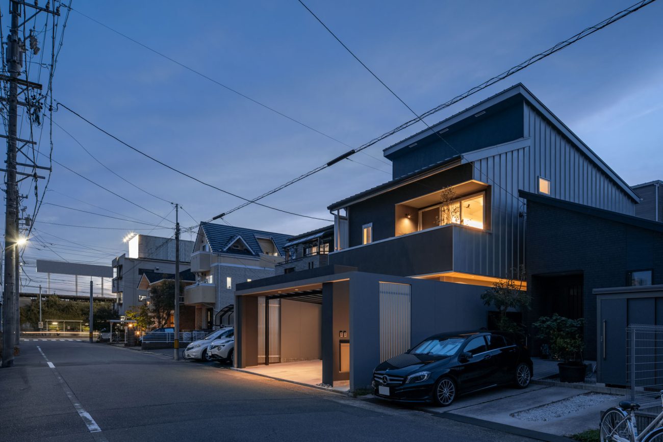 インナーガレージやバルコニーがある住宅を斜めから見た様子・デザイン住宅 注文住宅・デザイン住宅建築実例_『CASE749 dignified housing』_外観