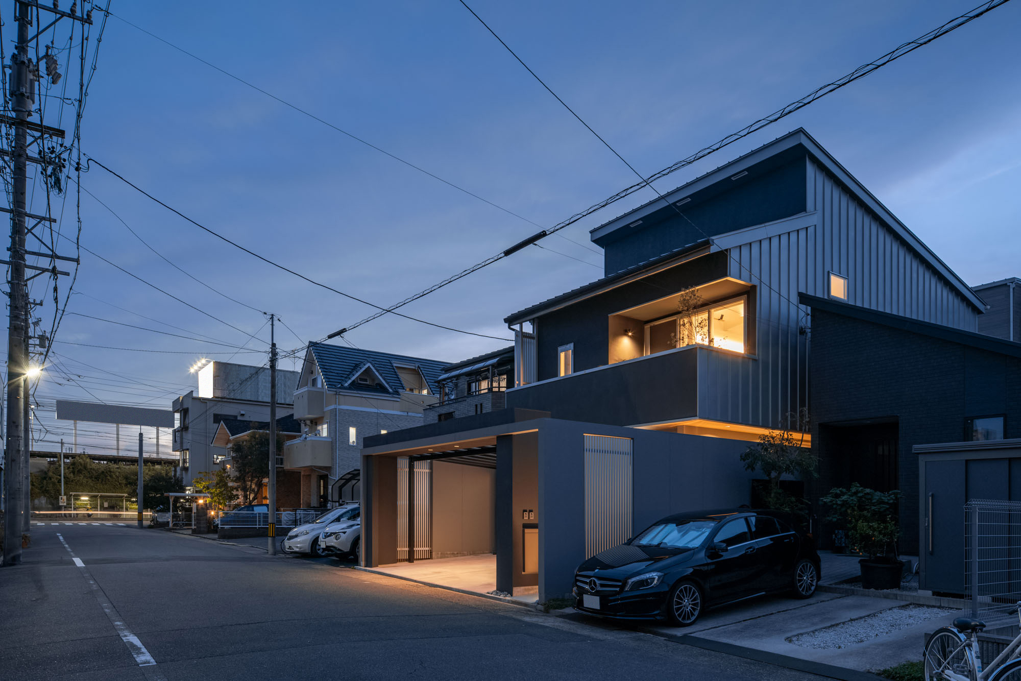 インナーガレージやバルコニーがある住宅を斜めから見た様子・デザイン住宅 注文住宅・デザイン住宅建築実例_『CASE749 dignified housing』_外観