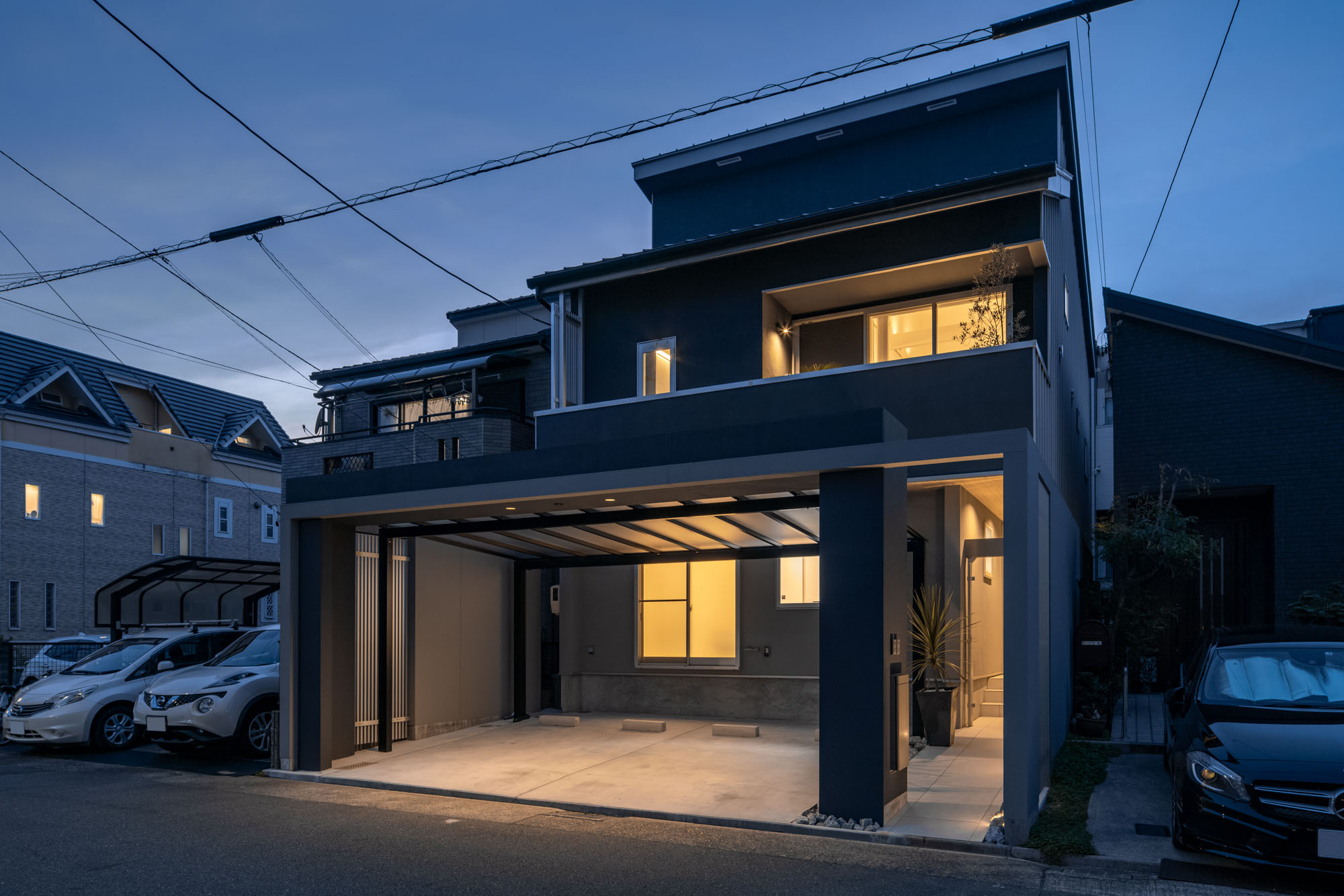 窓から光が漏れる、インナーガレージのある住宅・デザイン住宅 注文住宅・デザイン住宅建築実例_『CASE749 dignified housing』_外観