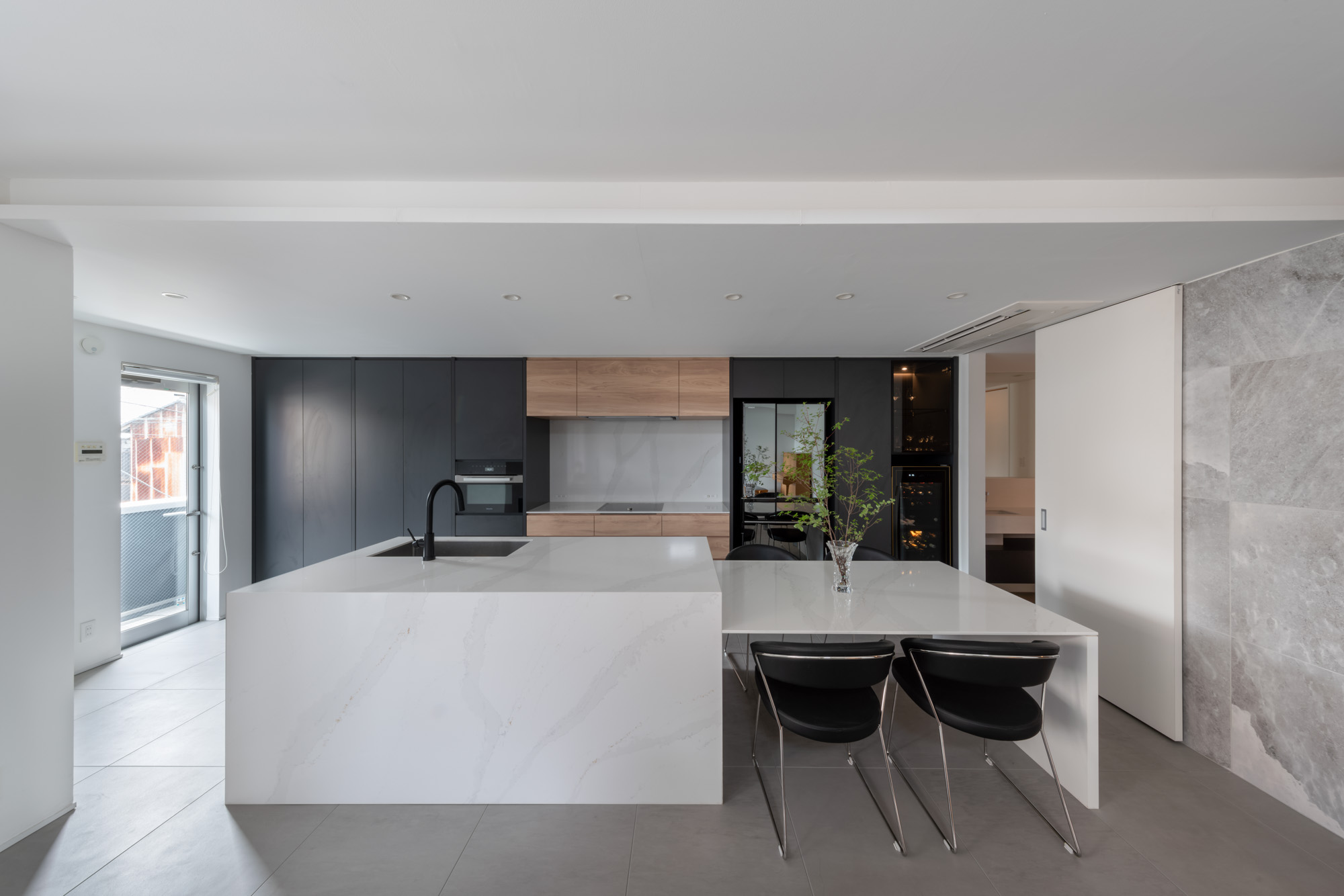 カップボードが黒と木材で統一されたⅡ型キッチン・デザイン住宅 注文住宅・デザイン住宅建築実例_『CASE749 dignified housing』_LDK