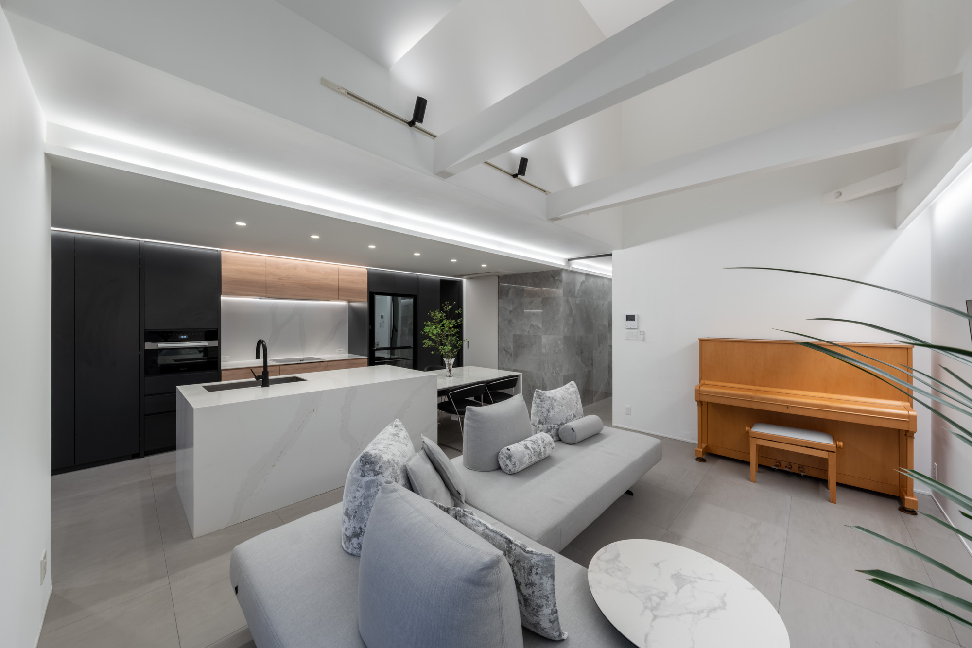 角に木のピアノが置かれ、白を基調とした吹き抜けのあるLDK・デザイン住宅 注文住宅・デザイン住宅建築実例_『CASE749 dignified housing』_LDK