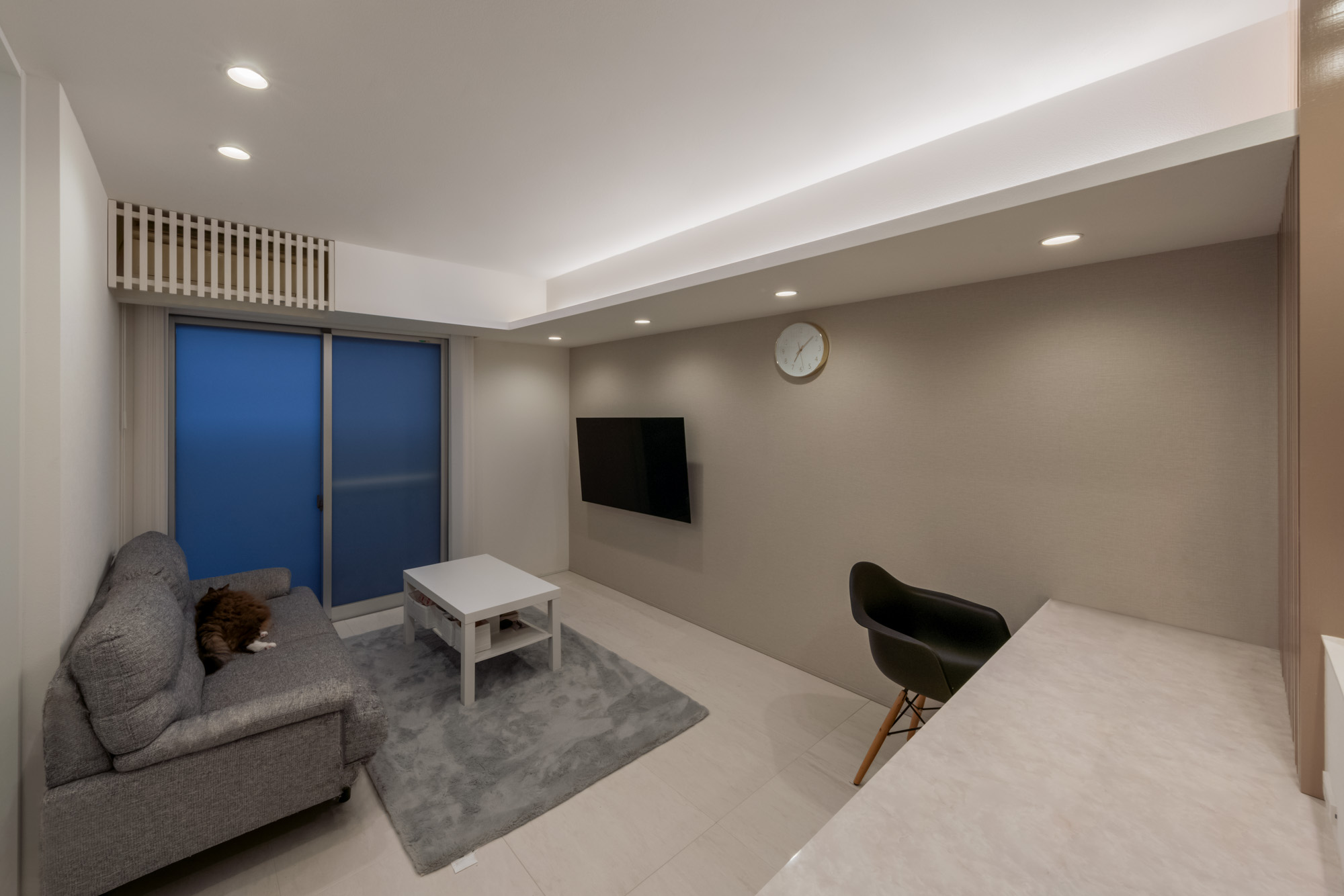 ダウンライトの他に天井付近に間接照明を設けた、白とグレーのLDK・デザイン住宅 注文住宅・デザイン住宅建築実例_『CASE749 dignified housing』_LDK