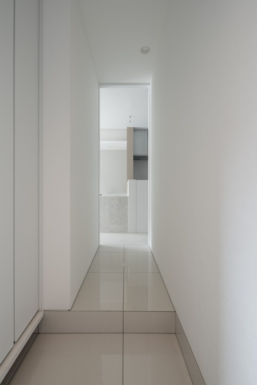 白を基調としたタイル張りの玄関・デザイン住宅 注文住宅・デザイン住宅建築実例_『CASE749 dignified housing』_玄関