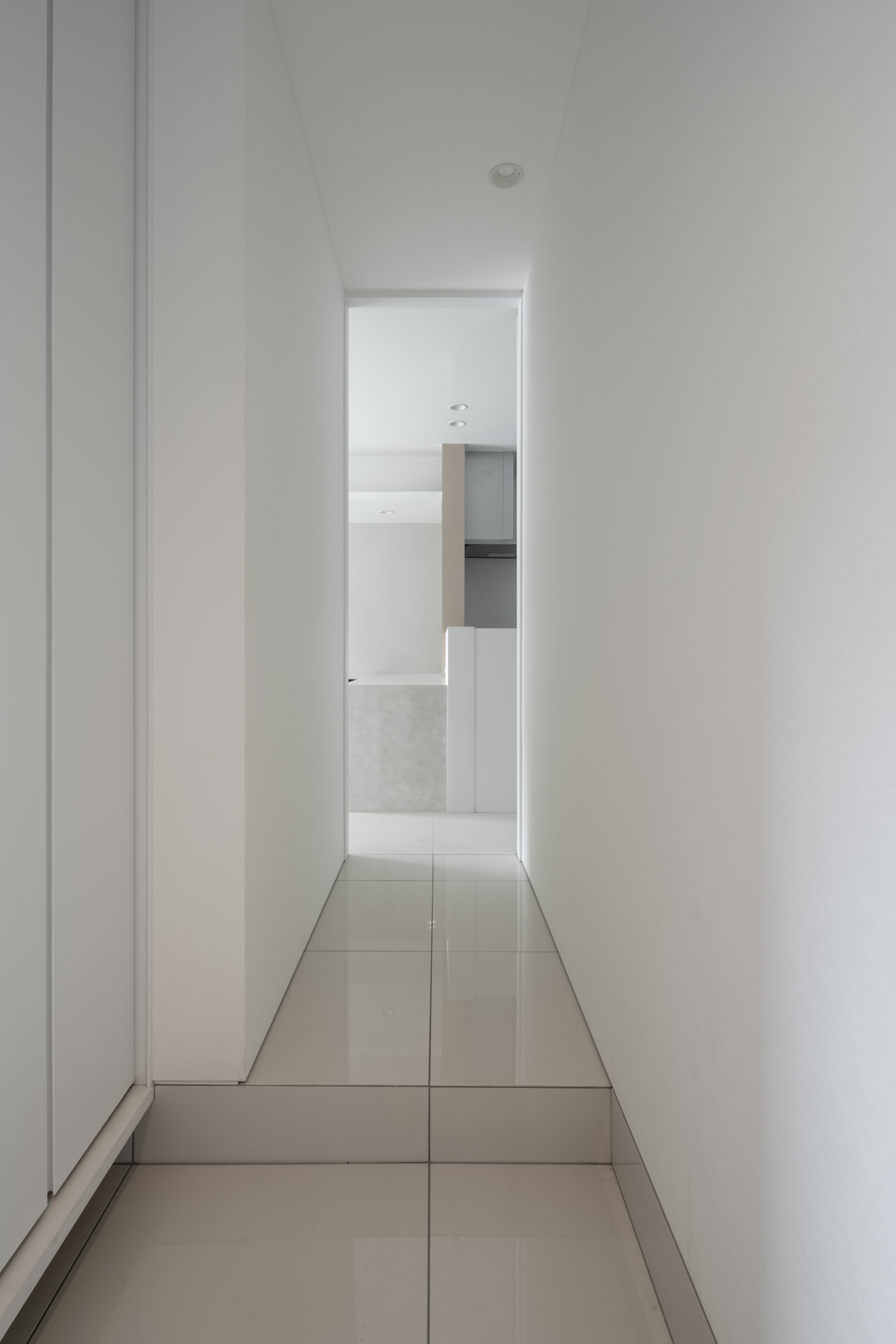 白を基調としたタイル張りの玄関・デザイン住宅 注文住宅・デザイン住宅建築実例_『CASE749 dignified housing』_玄関