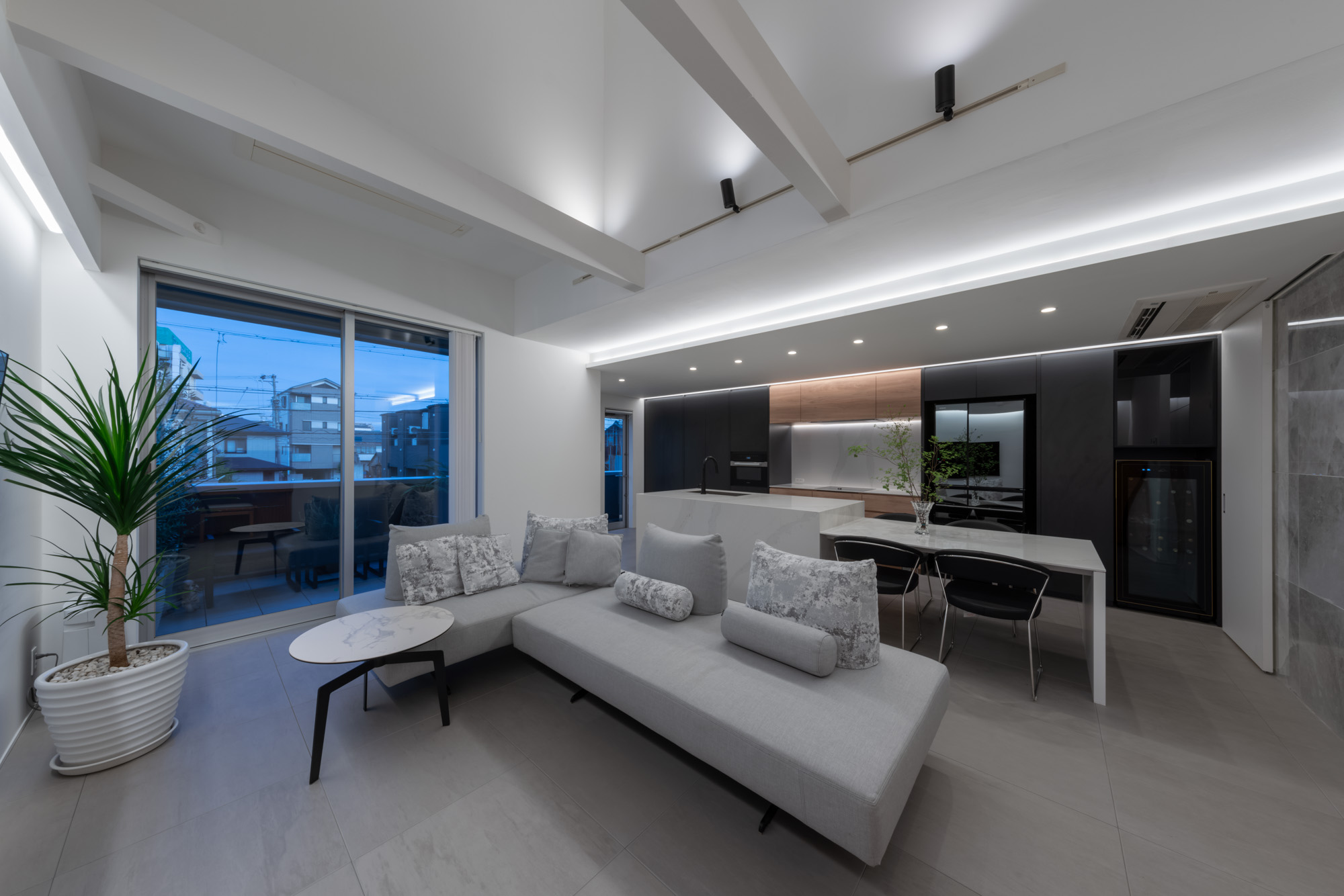 バルコニーへと繋がる窓がある吹き抜けのあるLDK・デザイン住宅 注文住宅・デザイン住宅建築実例_『CASE749 dignified housing』_LDK