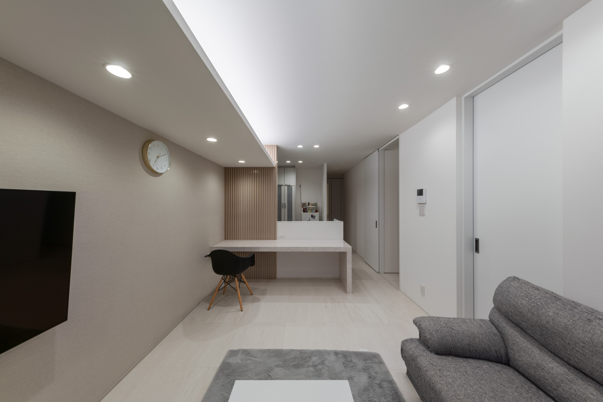 大理石風の机を壁に付けた、白とグレーのLDK・デザイン住宅 注文住宅・デザイン住宅建築実例_『CASE749 dignified housing』_LDK