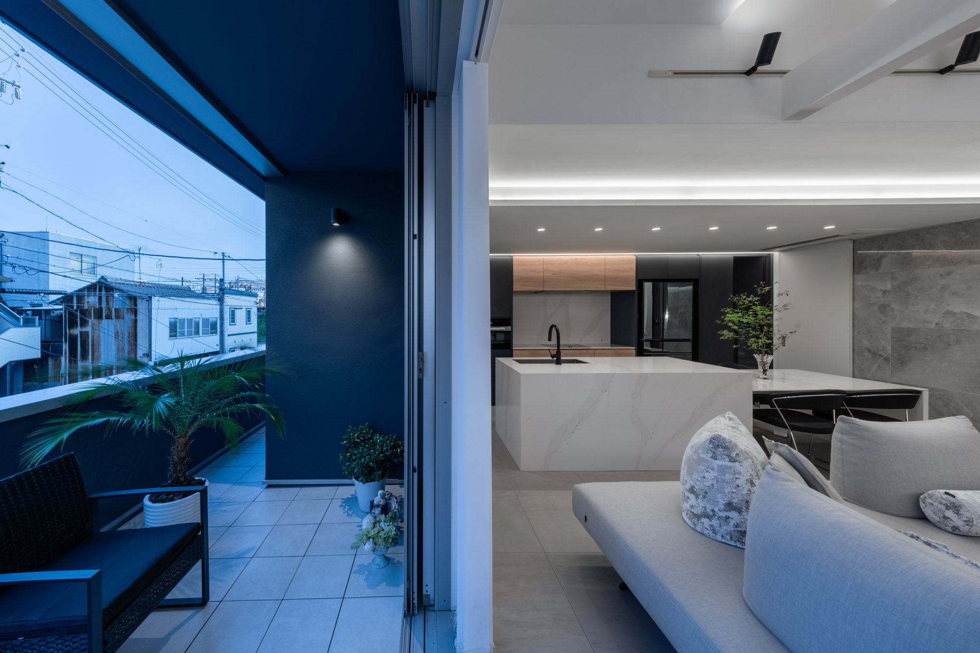 LDKとタイル張りのバルコニーがフラットに繋がる様子・デザイン住宅 注文住宅・デザイン住宅建築実例_『CASE749 dignified housing』_LDK