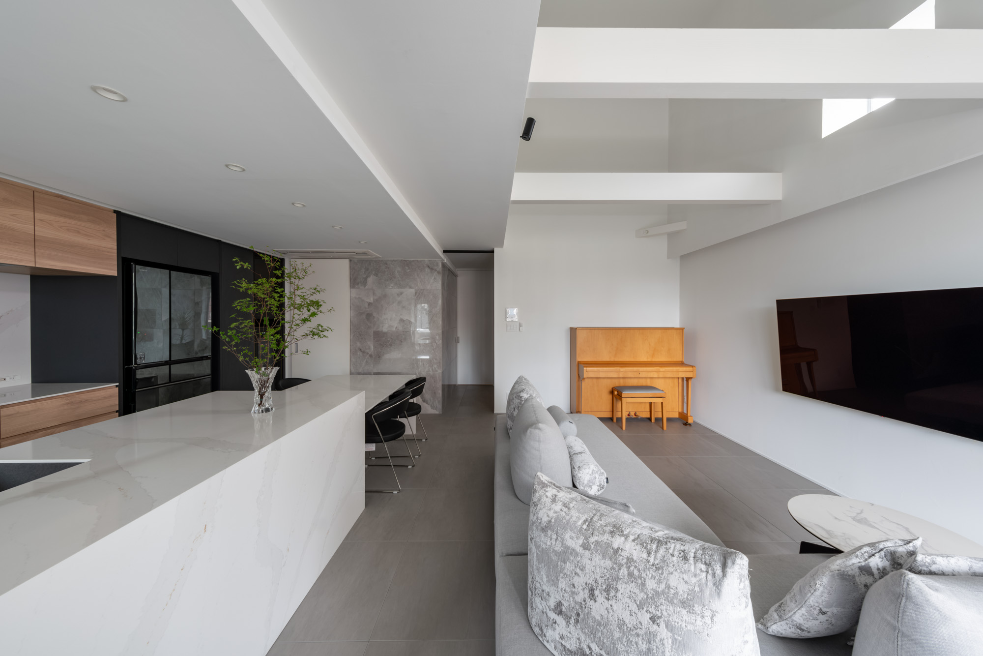 白を基調とした吹き抜けのあるLDK・デザイン住宅 注文住宅・デザイン住宅建築実例_『CASE749 dignified housing』_LDK