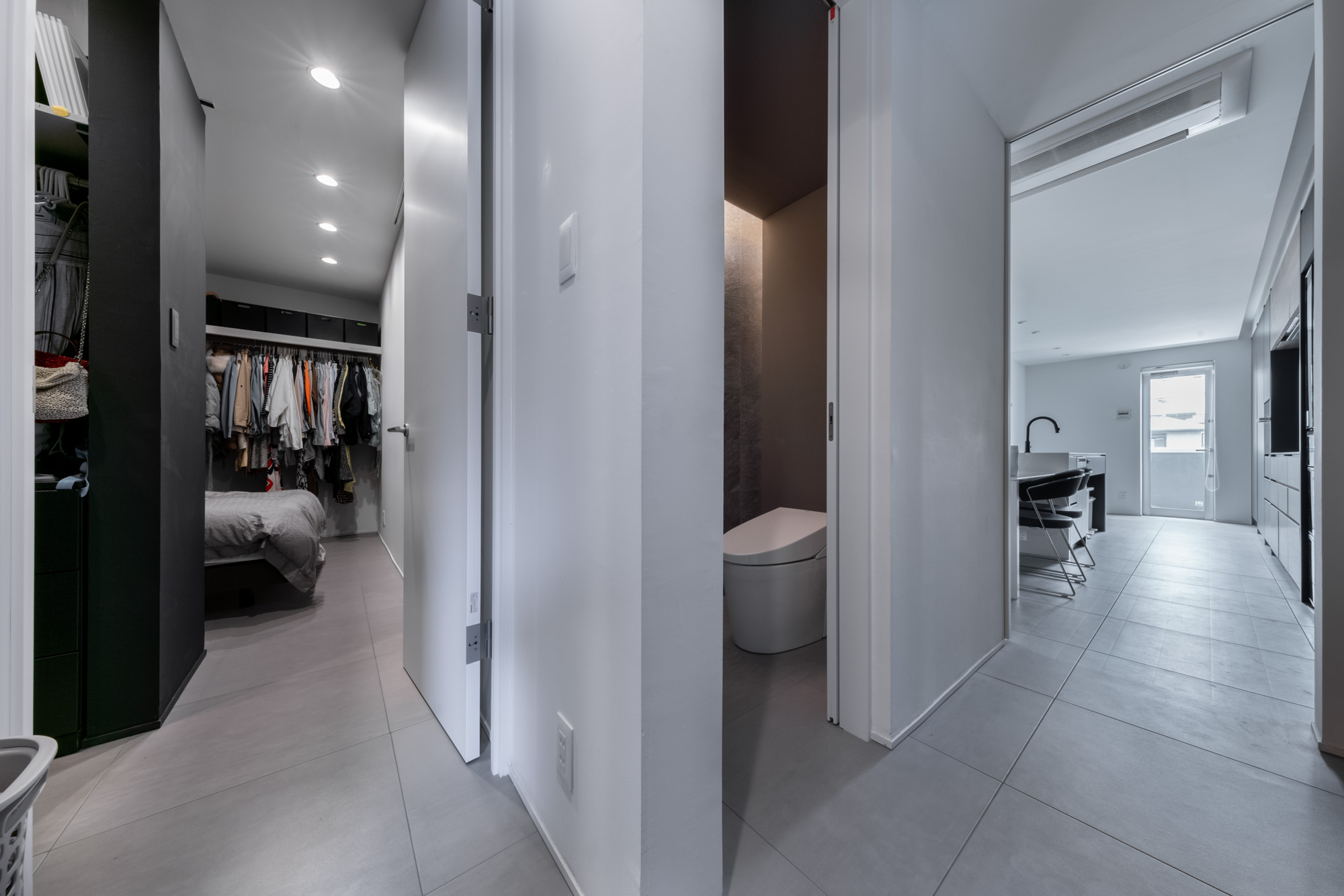 キッチン、トイレ、寝室へと動線が確保されている様子。 注文住宅・デザイン住宅建築実例_『CASE749 dignified housing』_廊下