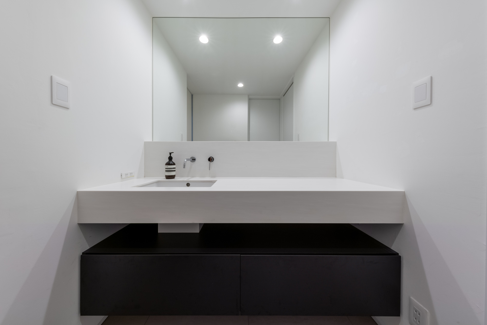 白を基調とし、洗面ボウルの横に作業スペースがある洗面所・デザイン住宅 注文住宅・デザイン住宅建築実例_『CASE749 dignified housing』_浴室・洗面所