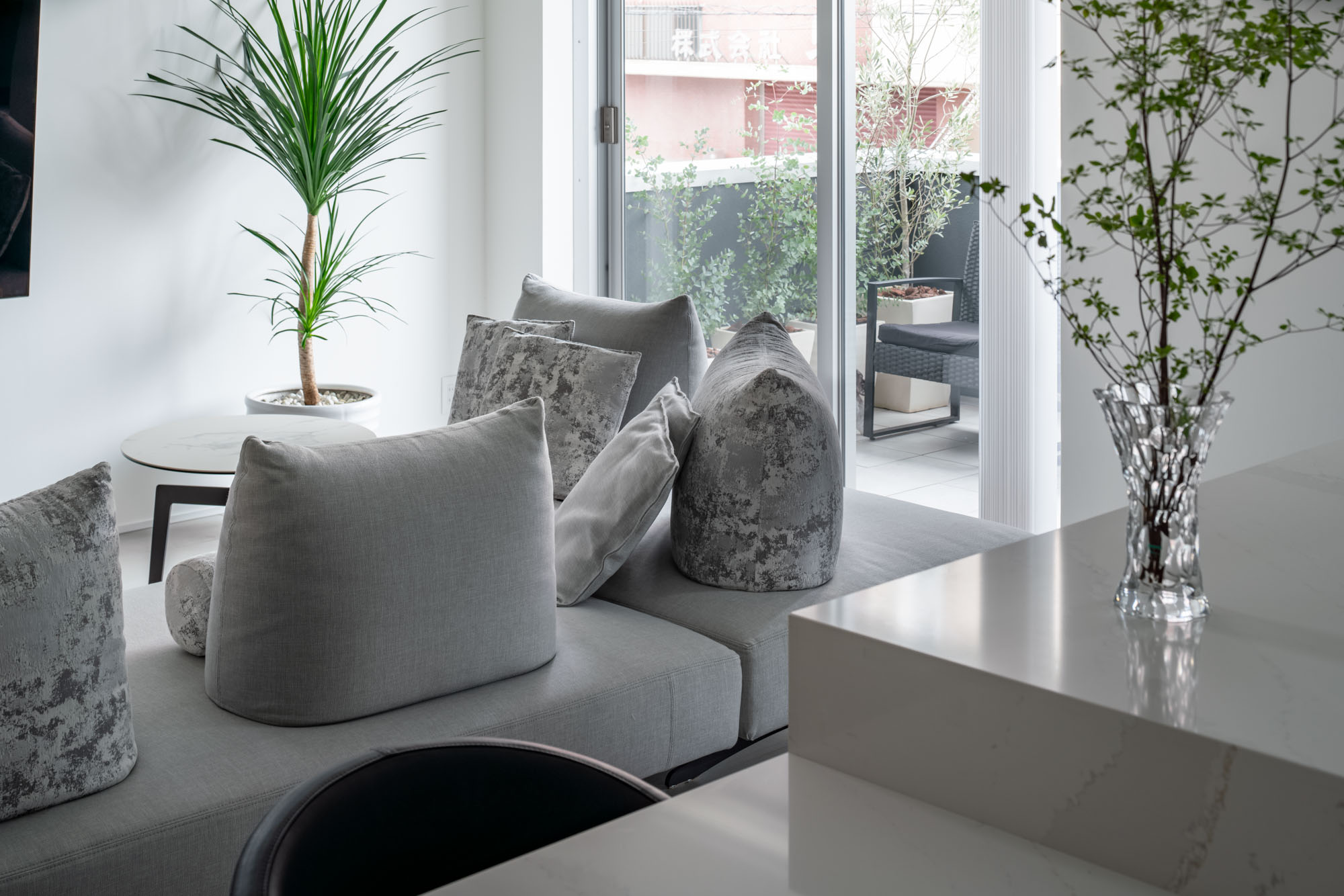 グレーのインテリアや観葉植物が置かれた部屋・デザイン住宅 注文住宅・デザイン住宅建築実例_『CASE749 dignified housing』_LDK