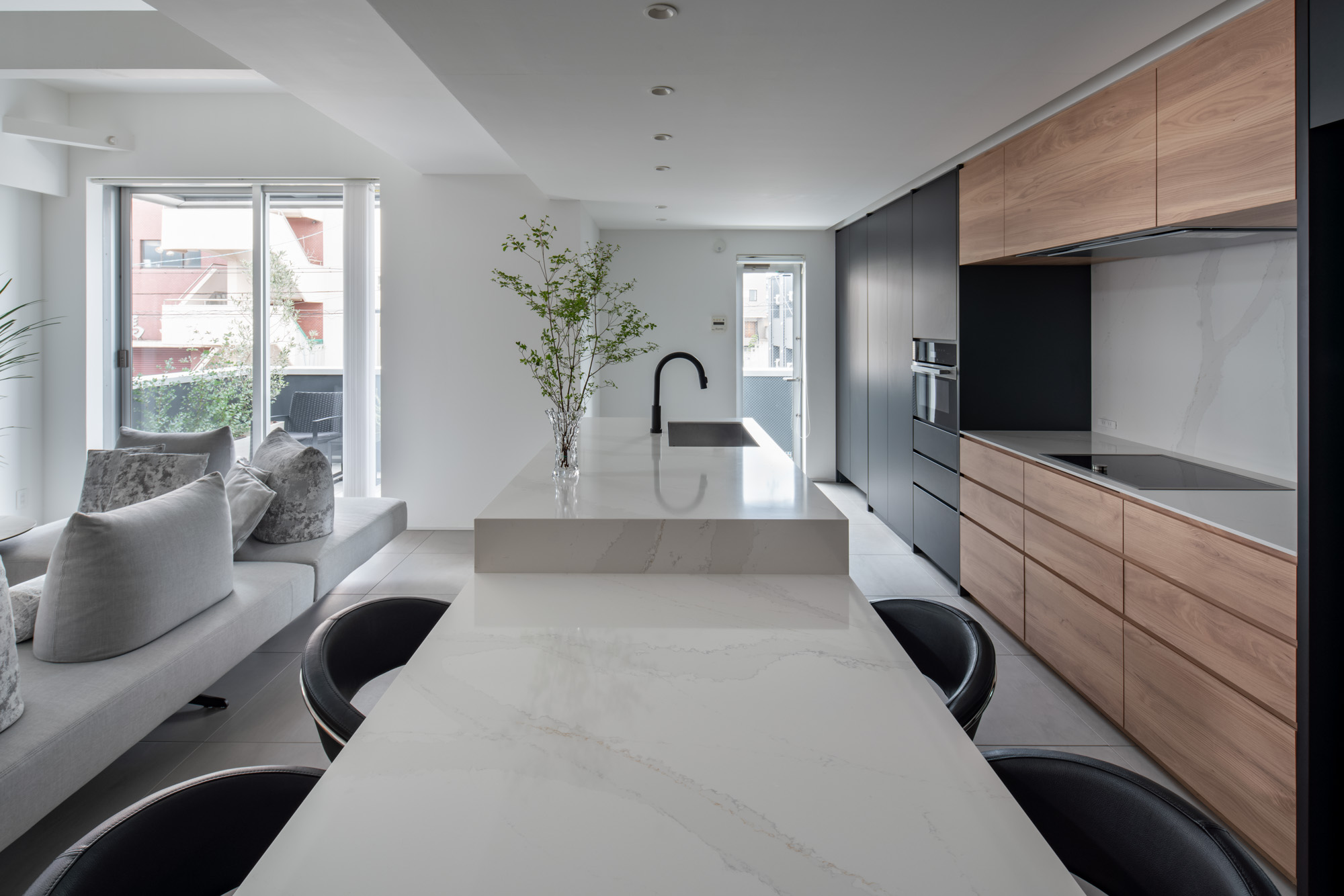 ダイニングテーブルからシンクまで一直線に繋がる様子・デザイン住宅 注文住宅・デザイン住宅建築実例_『CASE749 dignified housing』_キッチン