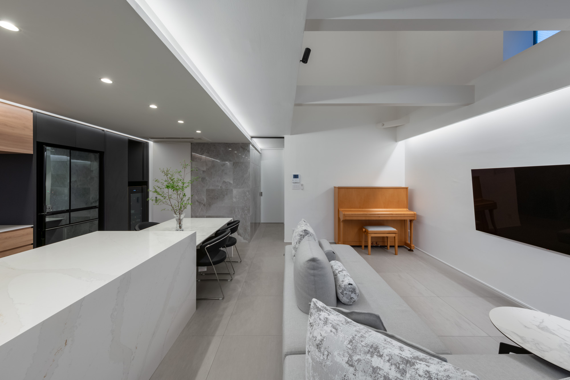 白を基調とし、グレーのインテリアで統一されたLDK・デザイン住宅 注文住宅・デザイン住宅建築実例_『CASE749 dignified housing』_LDK