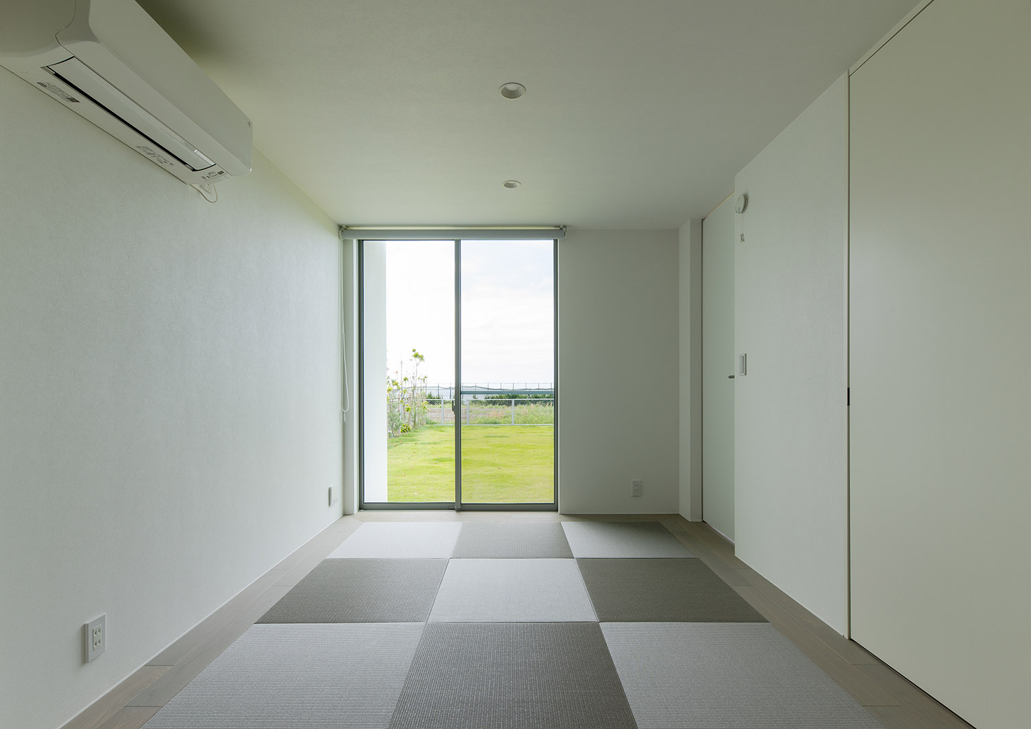 芝生が見える窓が取り付けられた琉球畳の和室・デザイン住宅 注文住宅・デザイン住宅建築実例_『CASE750 WHITE　GATE』_和室