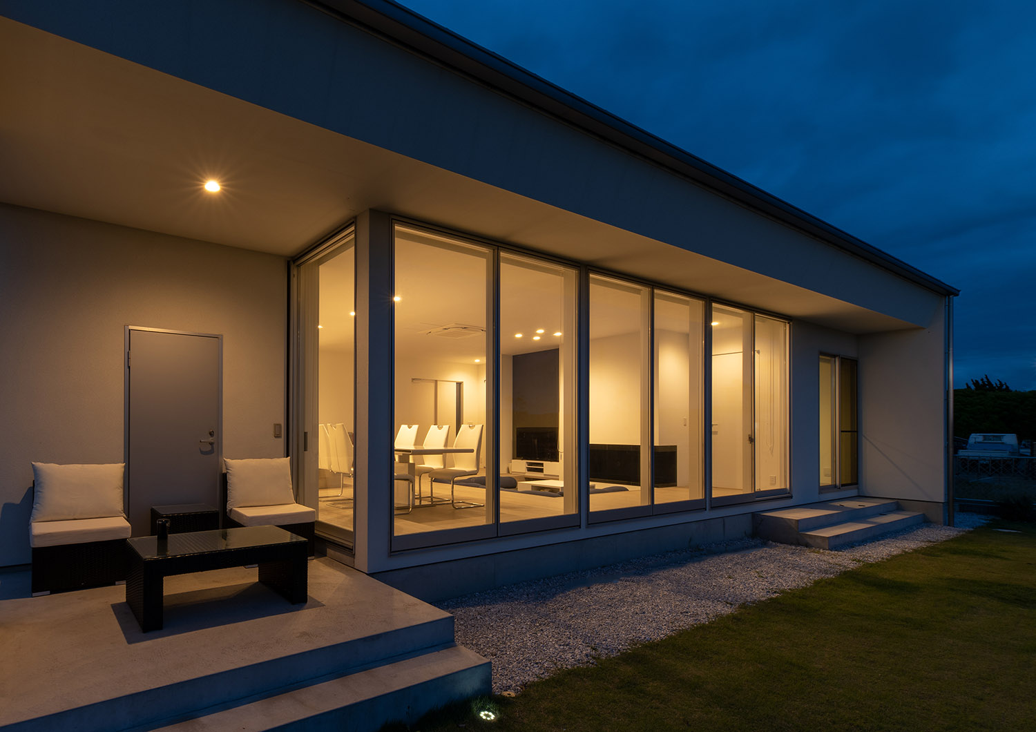 芝生に面した窓を斜めから見た様子・デザイン住宅 注文住宅・デザイン住宅建築実例_『CASE750 WHITE　GATE』_外観