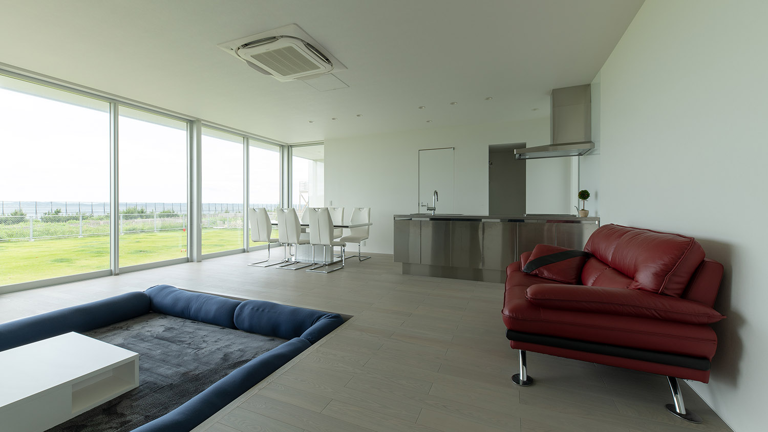 白を基調とした中に、青いダウンリビングや赤いソファーがあるLDK・デザイン住宅 注文住宅・デザイン住宅建築実例_『CASE750 WHITE　GATE』_LDK