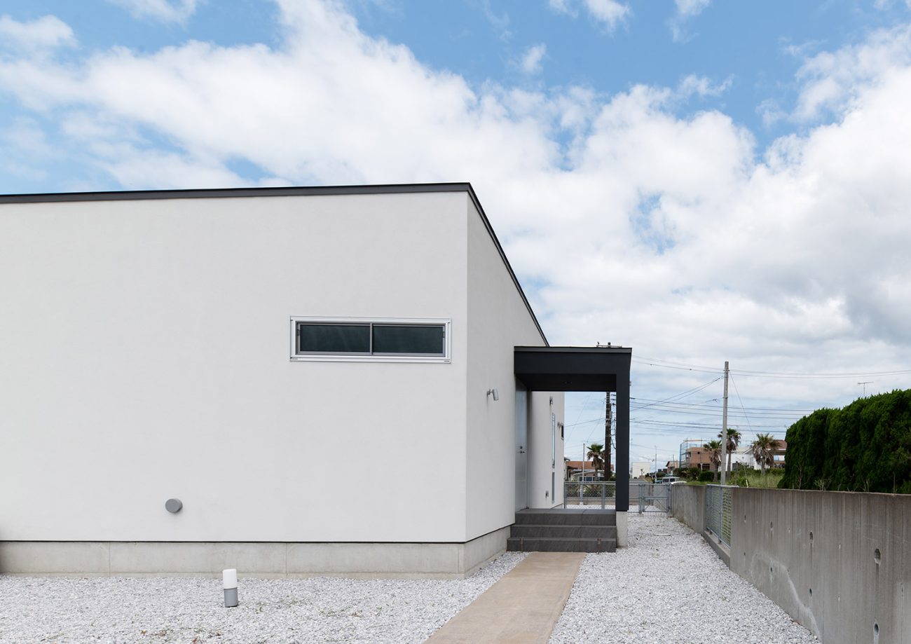 青空の中に建つ白い外観の住宅・デザイン住宅 注文住宅・デザイン住宅建築実例_『CASE750 WHITE　GATE』_外観