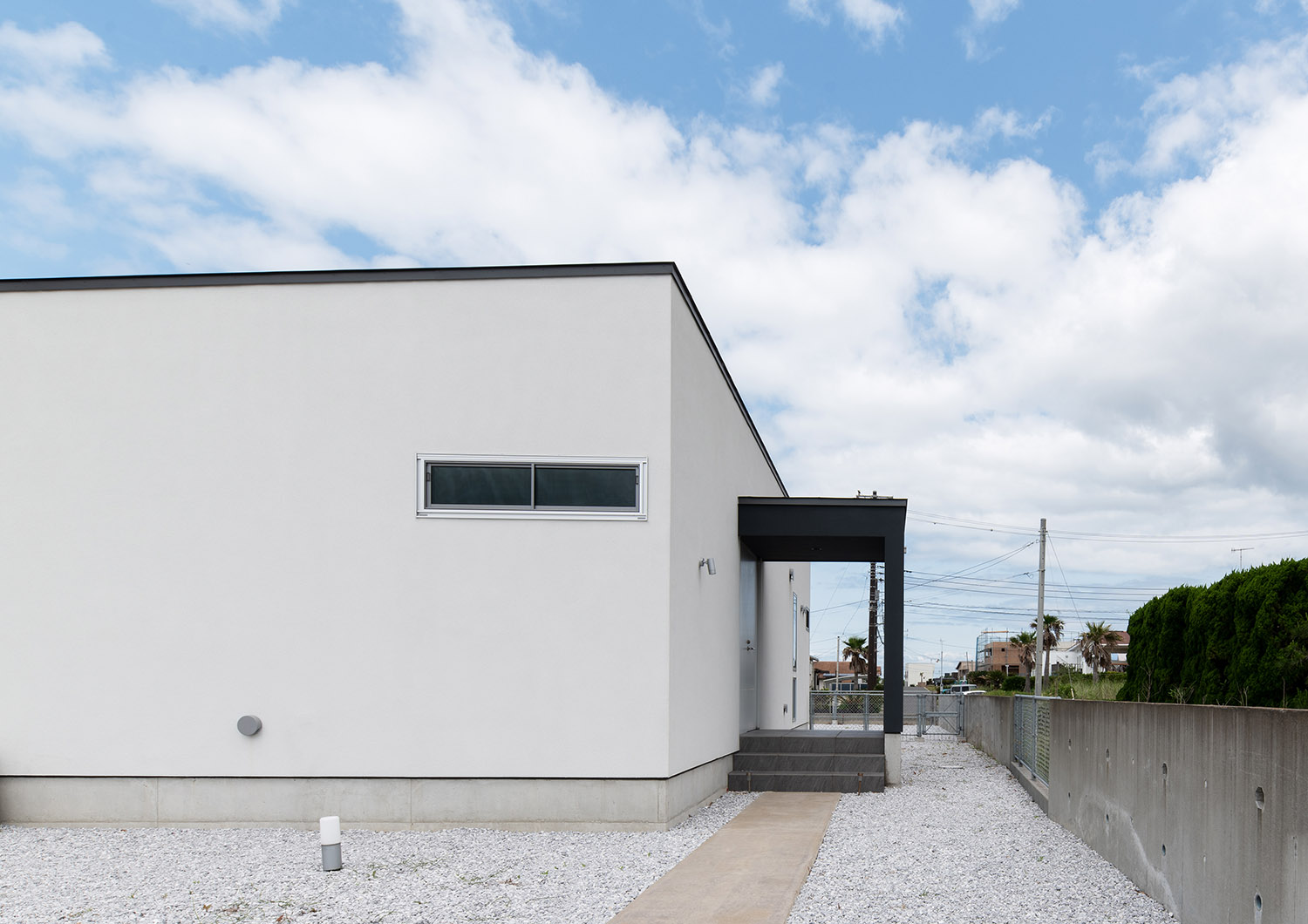 青空の中に建つ白い外観の住宅・デザイン住宅 注文住宅・デザイン住宅建築実例_『CASE750 WHITE　GATE』_外観