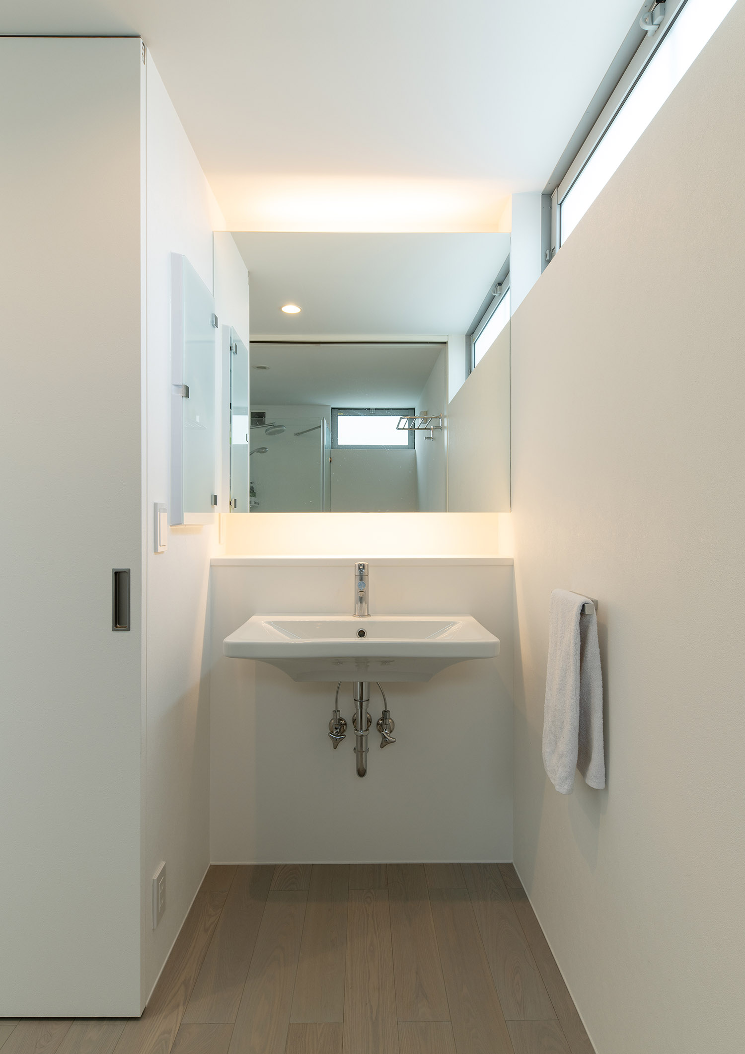 壁に洗面ボウルが取り付けた、白を基調とした洗面所・デザイン住宅 注文住宅・デザイン住宅建築実例_『CASE750 WHITE　GATE』_浴室・洗面所