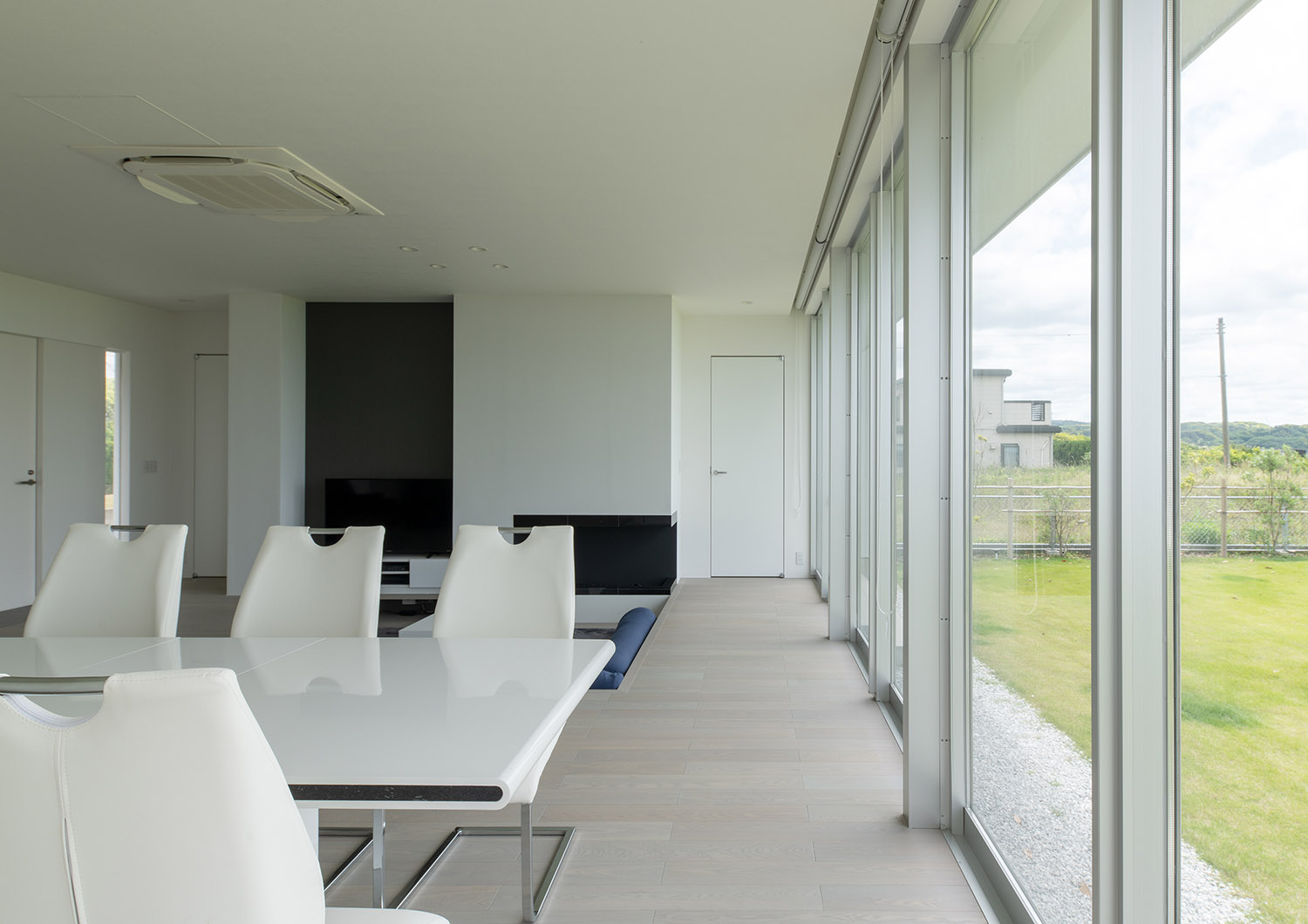 LDKから個室へと扉で繋がっている様子・デザイン住宅 注文住宅・デザイン住宅建築実例_『CASE750 WHITE　GATE』_LDK