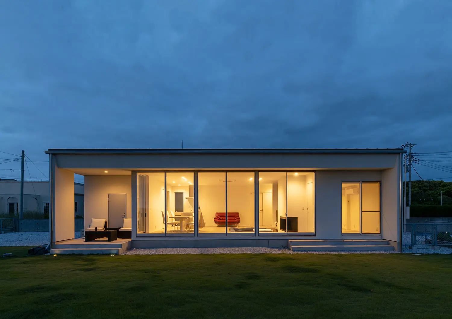 夜はLDKがショーウインドウのように浮かび上がる