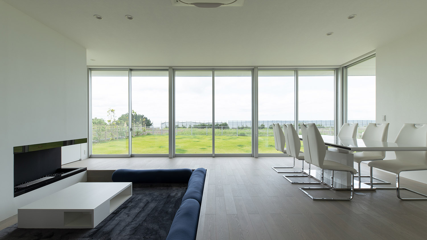 LDK一面に取り付けられた大きな窓から芝生が見渡せる様子・デザイン住宅 注文住宅・デザイン住宅建築実例_『CASE750 WHITE　GATE』_LDK