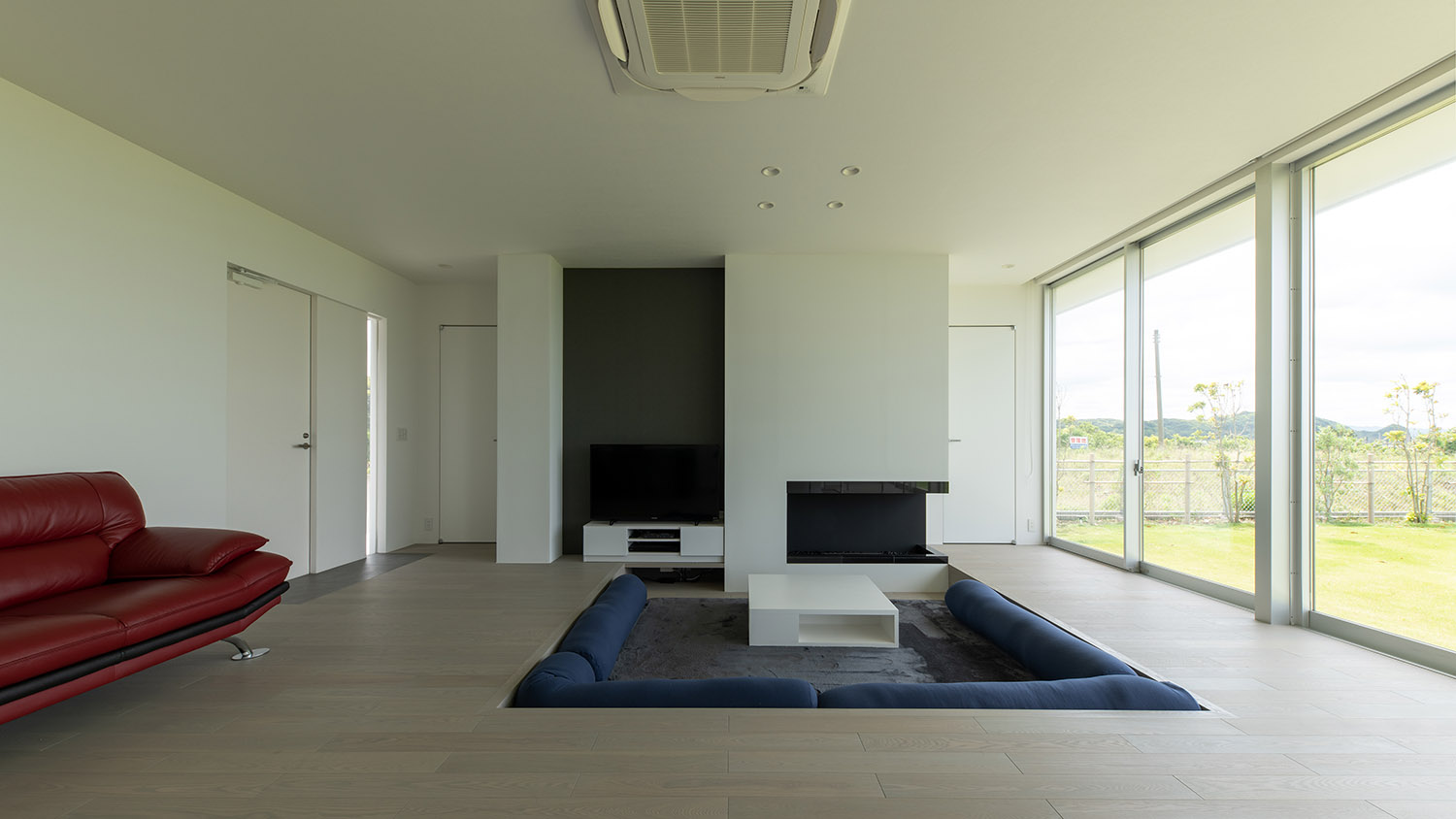 一部壁を削って、黒いアクセントクロスを設けたLDK・デザイン住宅 注文住宅・デザイン住宅建築実例_『CASE750 WHITE　GATE』_LDK