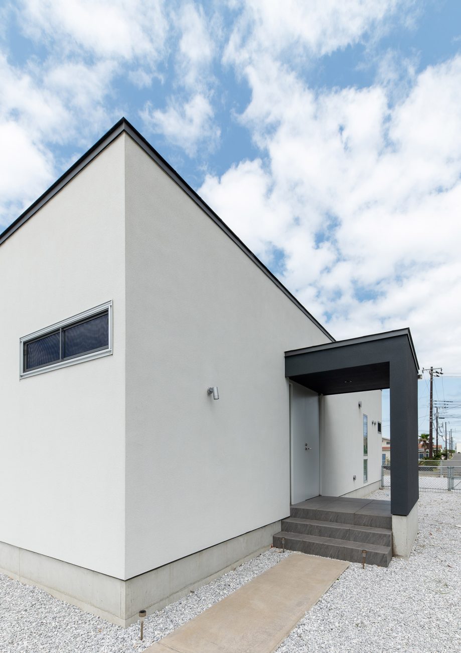 白い外壁に黒い庇と目隠しが設けられている住宅の外観・デザイン住宅 注文住宅・デザイン住宅建築実例_『CASE750 WHITE　GATE』_外観