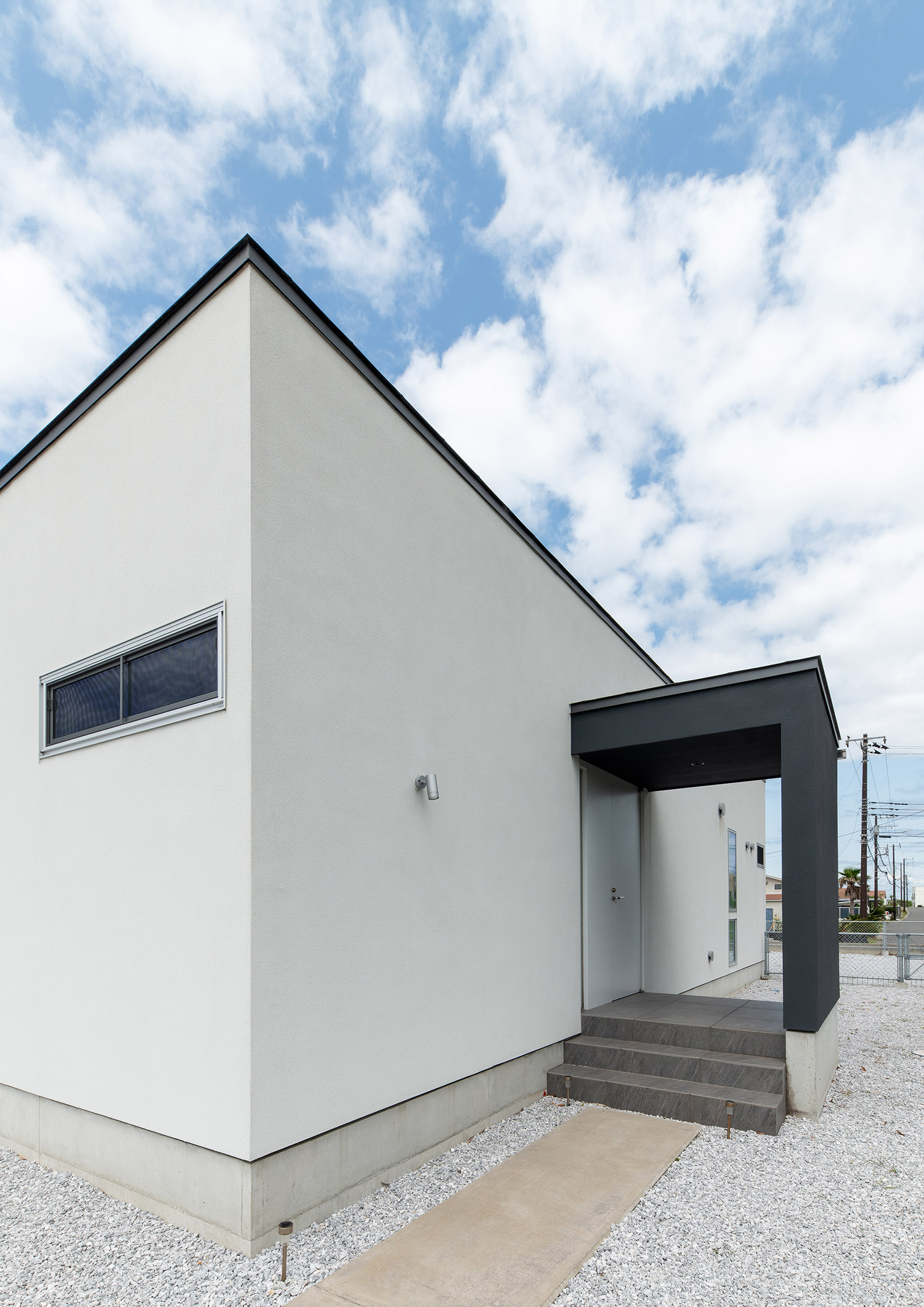 白い外壁に黒い庇と目隠しが設けられている住宅の外観・デザイン住宅 注文住宅・デザイン住宅建築実例_『CASE750 WHITE　GATE』_外観