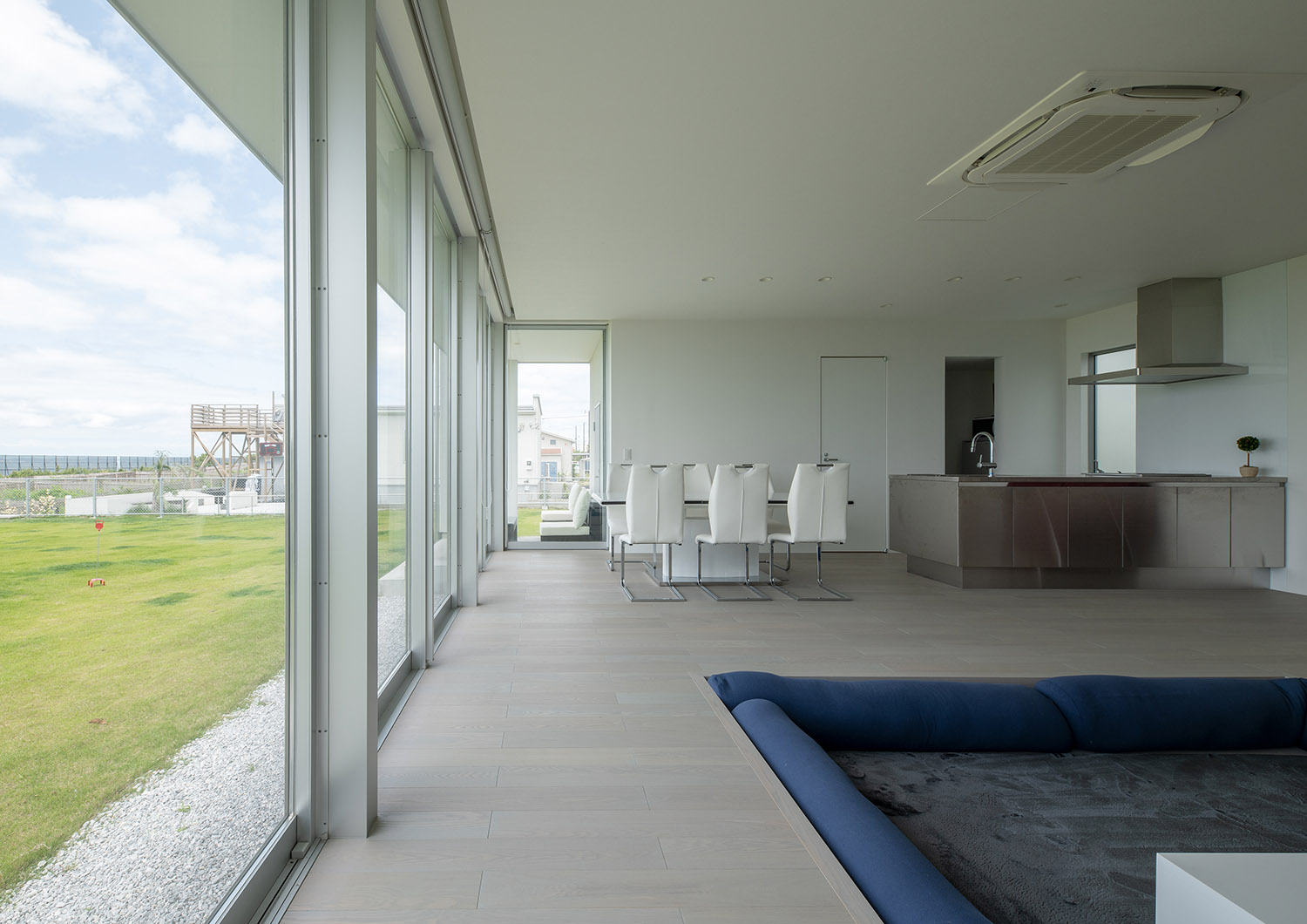 窓側の柱をアルミで仕上げたLDK・デザイン住宅 注文住宅・デザイン住宅建築実例_『CASE750 WHITE　GATE』_LDK