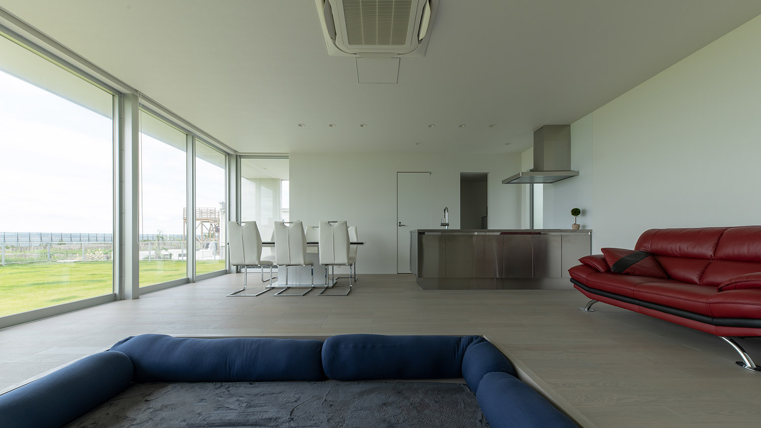 六人掛けのダイニングテーブルやステンレスのペニンシュラキッチンがあるLDK・デザイン住宅 注文住宅・デザイン住宅建築実例_『CASE750 WHITE　GATE』_LDK