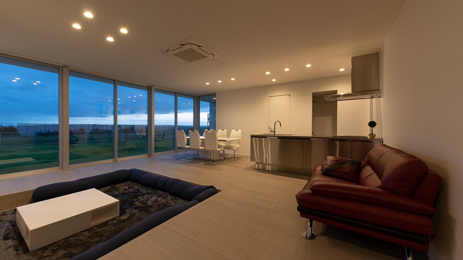 ダウンライトによって照らされる白を基調としたLDK・デザイン住宅 注文住宅・デザイン住宅建築実例_『CASE750 WHITE　GATE』_LDK